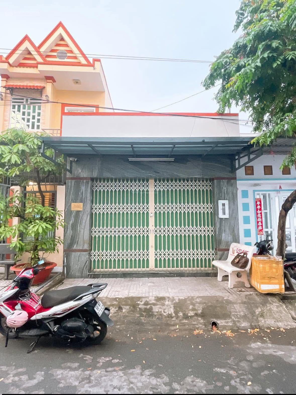 Kinh doanh thua lỗ ngộp bank cần bán nhà cấp 4 sổ hồng riêng mặt tiền kinh doanh Tân Túc giá 790tr