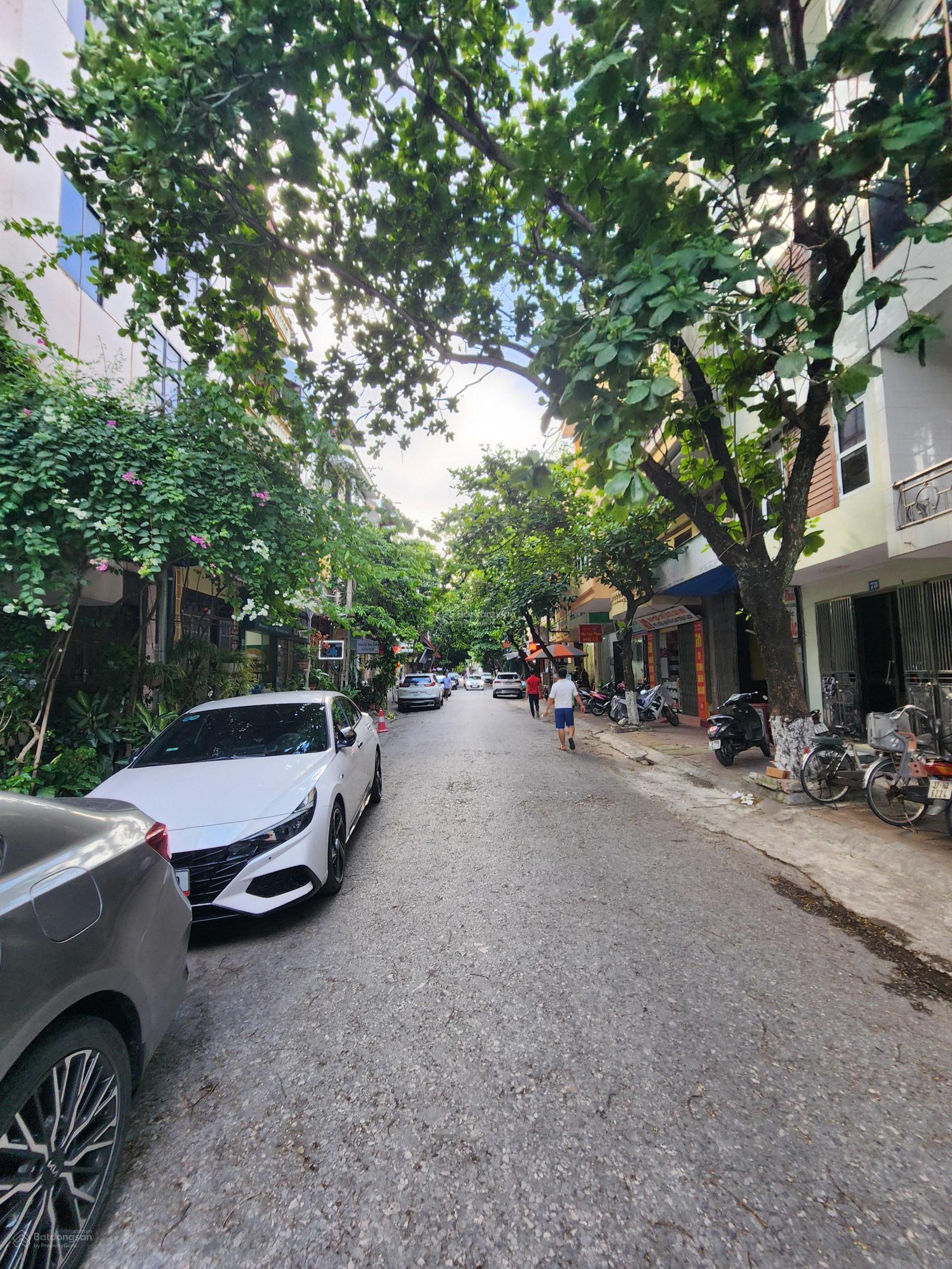 BÁN NHÀ 4 TẦNG NGAY SÁT MẶT ĐƯỜNG HOÀNG HOA THÁM