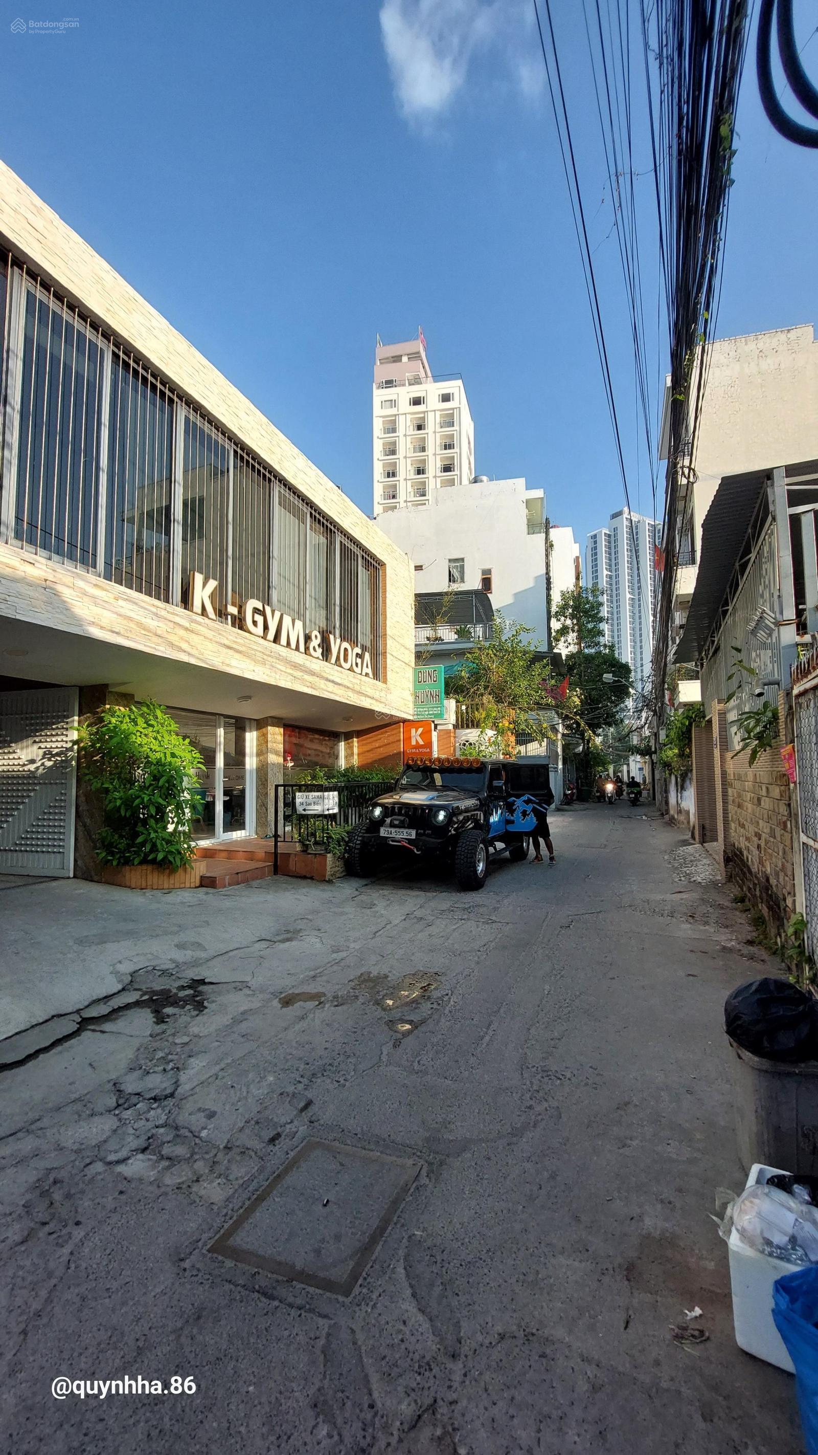 Bán nhà 3 tầng gần biển, hướng Đông, đường Sao Biển, Vĩnh Hải, Nha Trang. DT 117.6 m2 ngang 4.8m