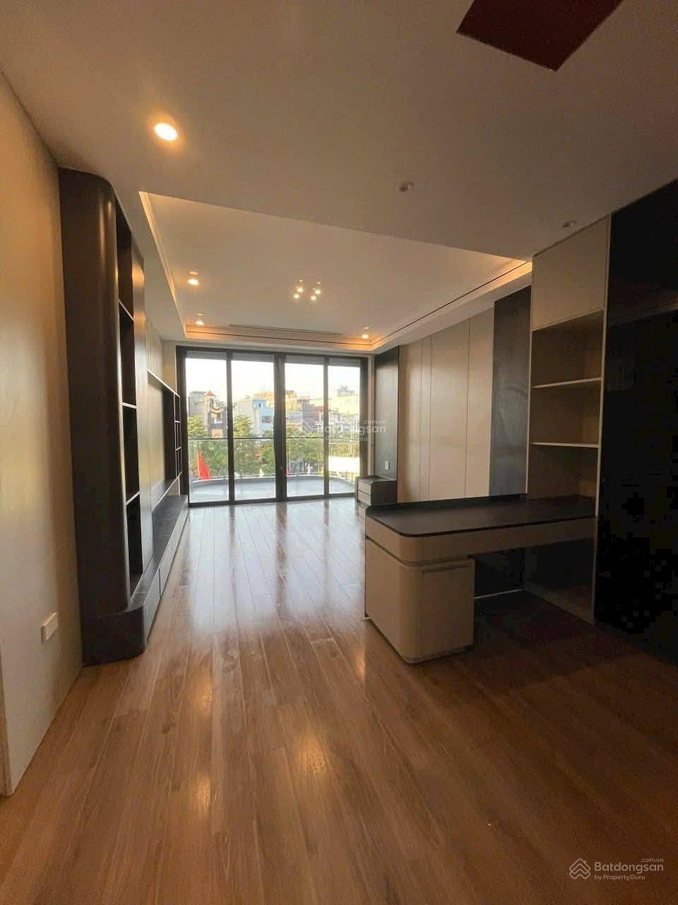 Cần bán căn nhà, Hàm cá mập phiên bản ở Quận Long Biên. Phường Việt Hưng. DT: 96mx 7 tầng thang máy Cần bán căn nhà, Hàm cá mập phiên bản ở Quận Long Biên. Phường Việt Hưng. DT: 96mx 7 tầng thang máy