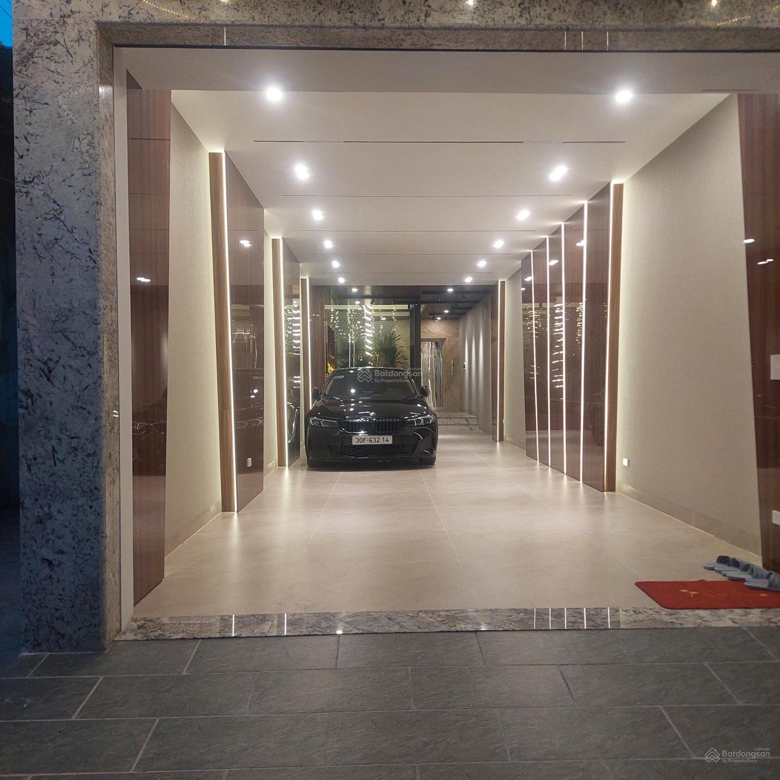 Cần bán căn nhà, Hàm cá mập phiên bản ở Quận Long Biên. Phường Việt Hưng. DT: 96mx 7 tầng thang máy