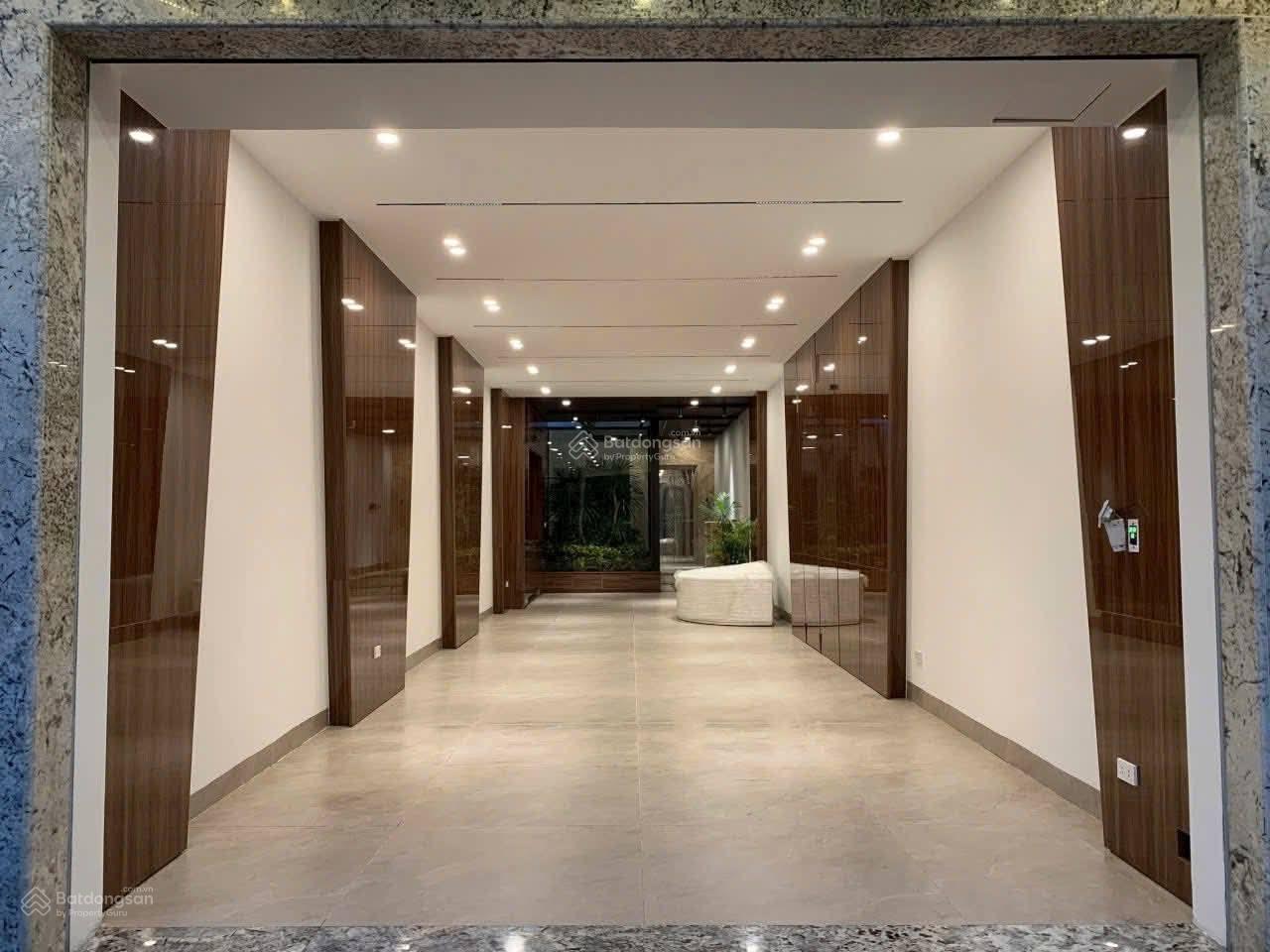 Cần bán căn nhà, Hàm cá mập phiên bản ở Quận Long Biên. Phường Việt Hưng. DT: 96mx 7 tầng thang máy Cần bán căn nhà, Hàm cá mập phiên bản ở Quận Long Biên. Phường Việt Hưng. DT: 96mx 7 tầng thang máy