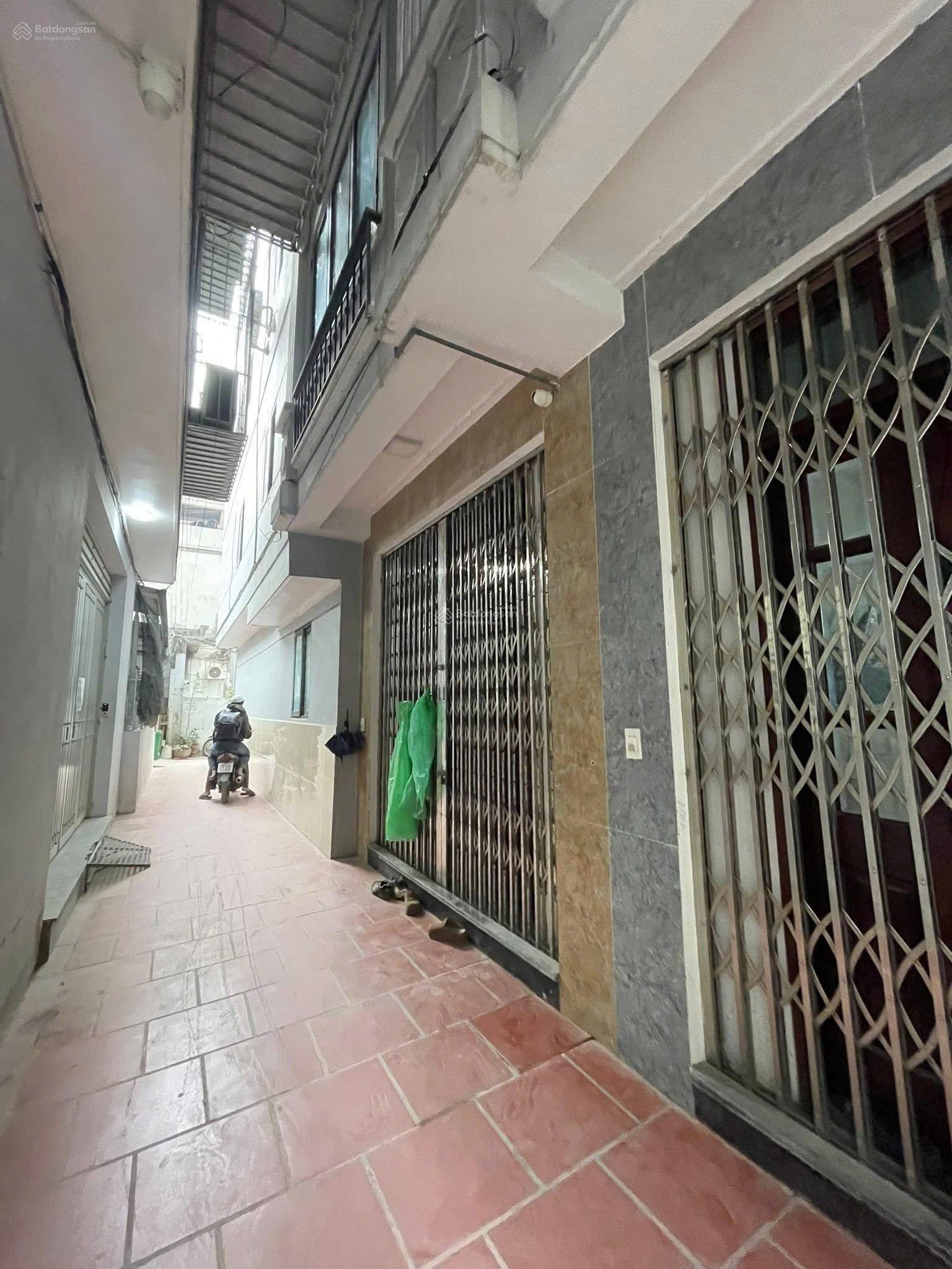 Nhà cực rẻ - mua xong lãi luôn 500tr.
Nhà Quận Ủy Bắc Từ Liêm 35m2 4 tầng giá hơn 6 tỷ Sổ đỏ CC