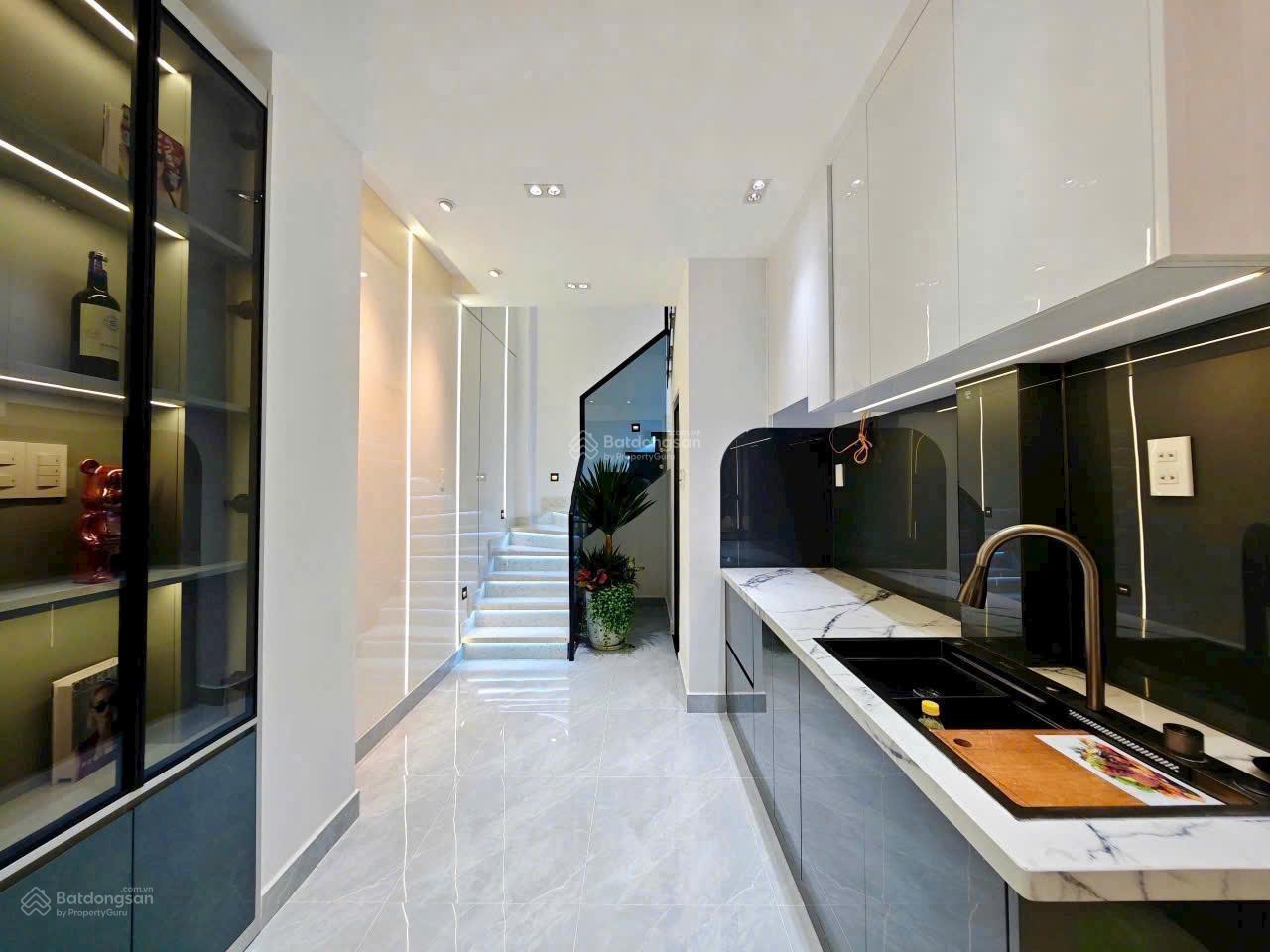 Xuất cảnh bán nhà hẻm rộng 6m Phạm Phú Thứ, 44 m2, 4 tầng, 5 phòng, sân thượng, gần chợ Bình Tiện