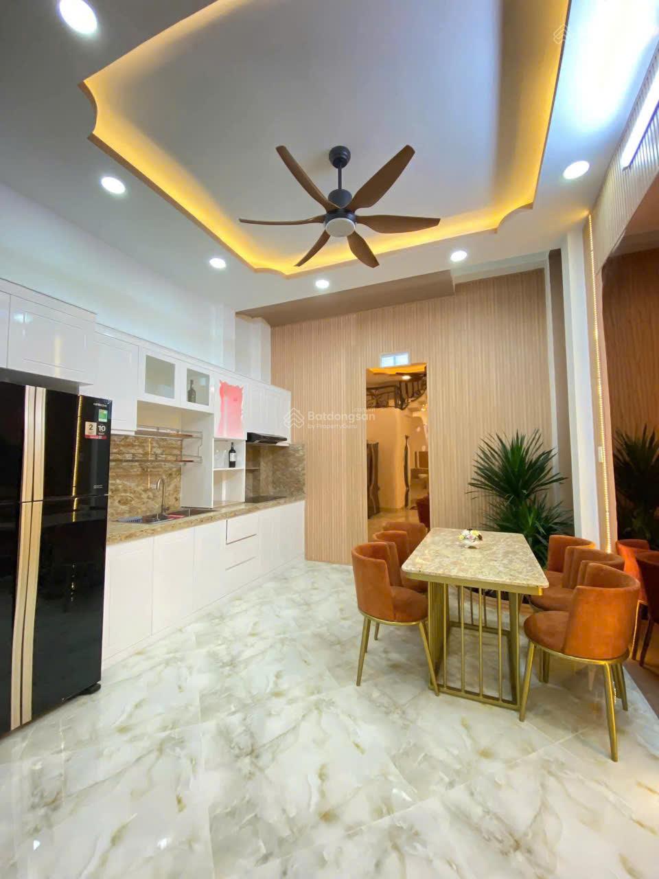 Kẹt tiền bán nhà Hậu Giang, 4.5 x 17, 5 tầng BTCT, 5 phòng, có sân thượng, hẽm rộng tiện kinh doanh