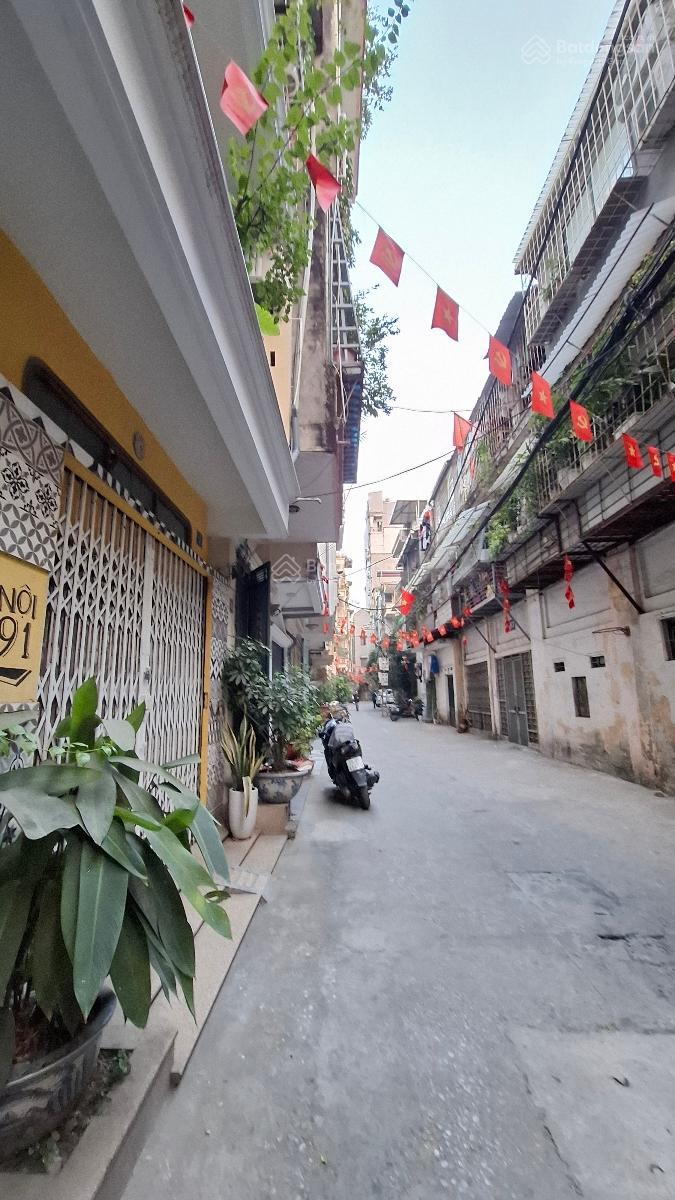 Ngõ thông rộng vài bước ra mặt phố, oto đỗ cửa. DT 65m2 MT 3,5m giá 11,95 tỷ Ngõ thông rộng vài bước ra mặt phố, oto đỗ cửa. DT 65m2 MT 3,5m giá 11,95 tỷ