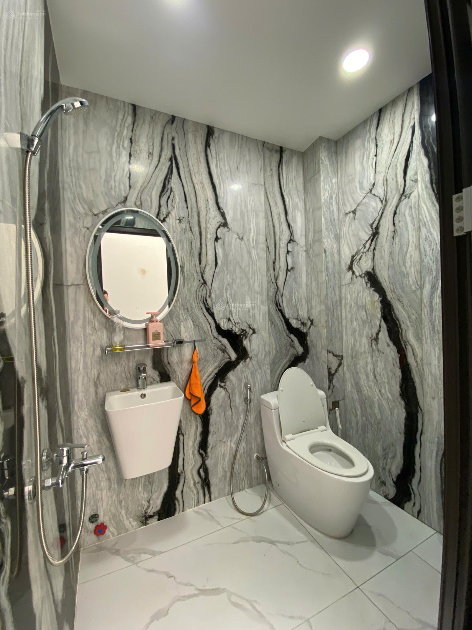 bán nhà mặt tiền đường trịnh đình trọng DT 5,5x18 đúc 1 trệt 2 lầu sân thượng bán 20 tỷ 0946 567 ***