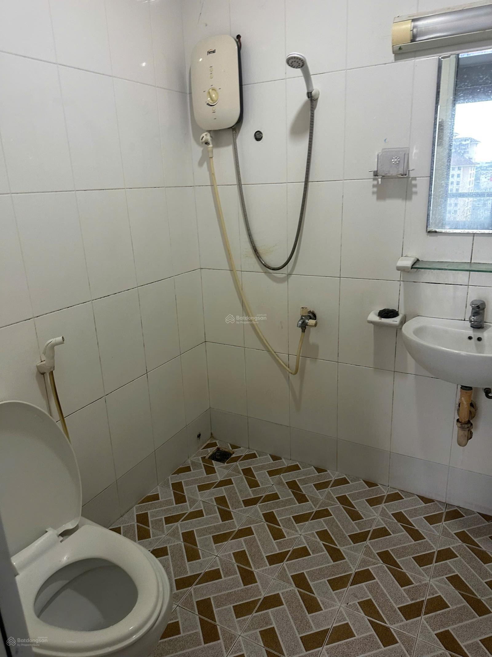 Chung cư Hoa Sen lầu thấp, 2 phòng ngủ sổ hồng sẵn đường Lạc Long Quân quận 11 cần bán gấp