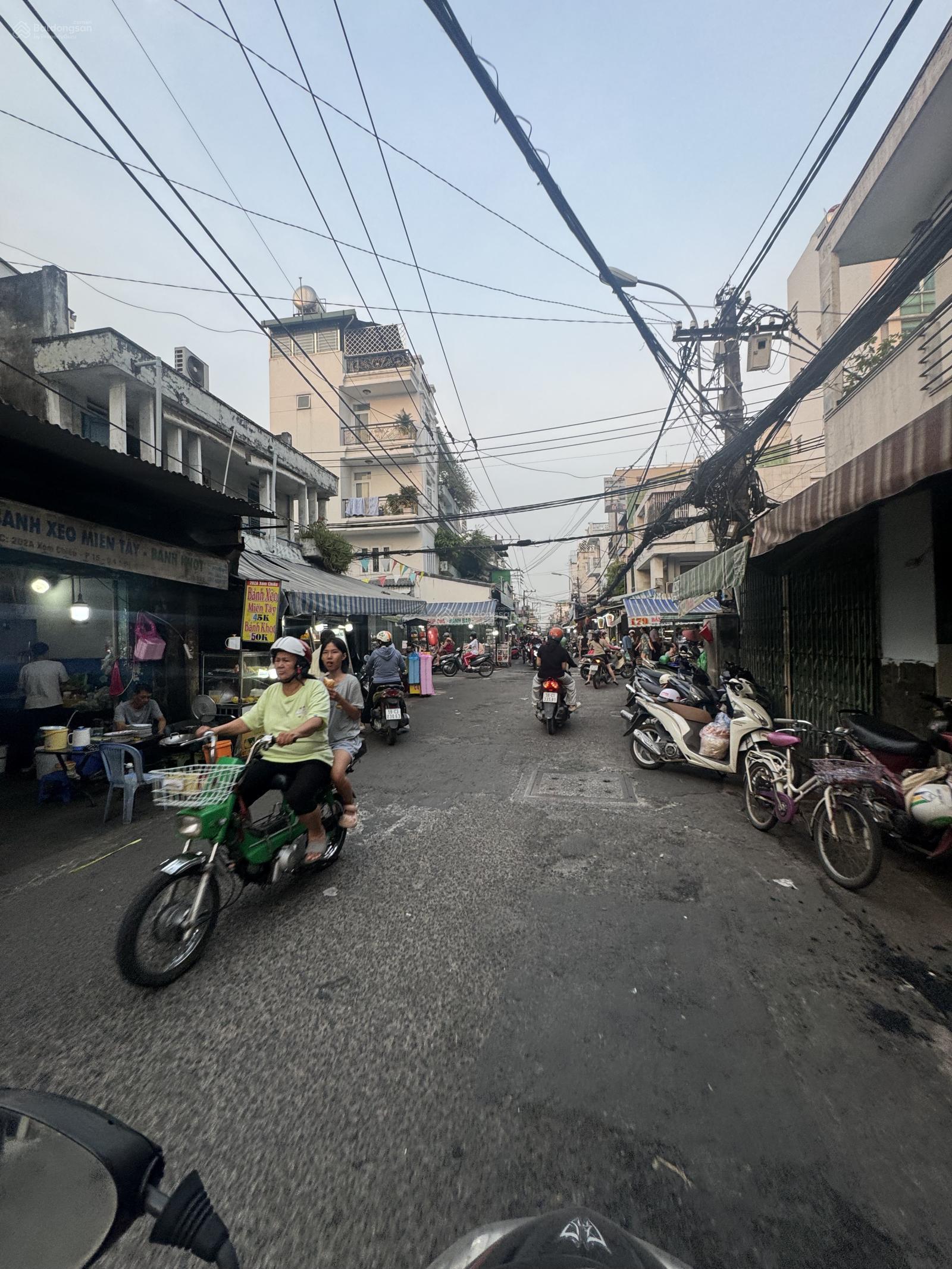 Bán nhà mặt tiền Xóm Chiếu 180m2 đất tiện xây CHDV