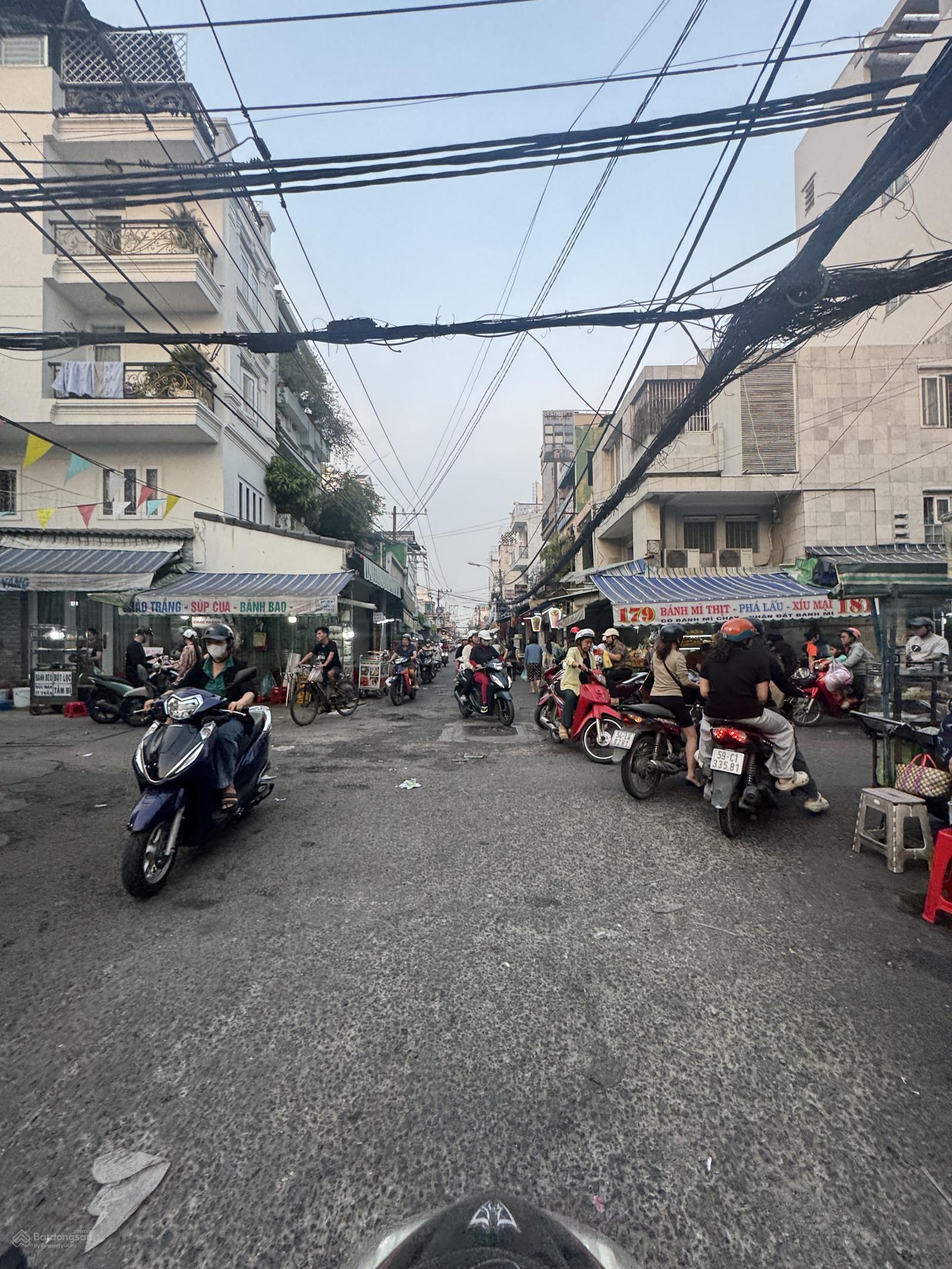 Bán nhà mặt tiền Xóm Chiếu 180m2 đất tiện xây CHDV