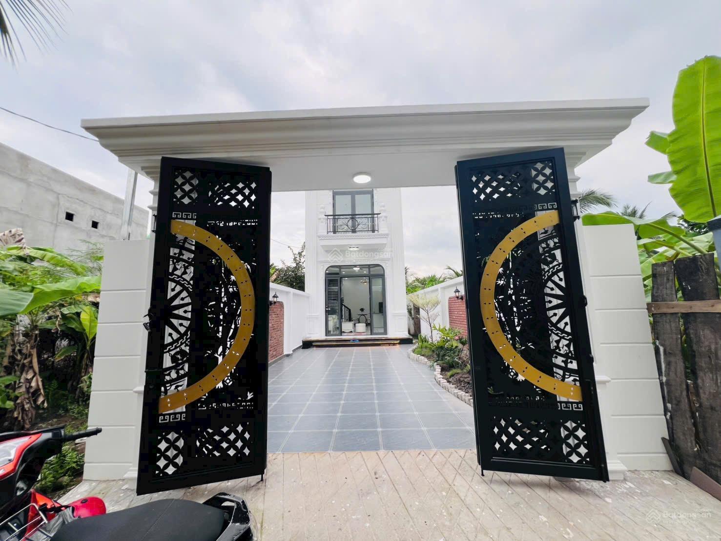 Siêu phẩm nhà sân vườn-HXH đường Trần Văn Hiển. DT 5x41 có 3PN hướng Tây full nội thất. Giá 3,36 tỷ