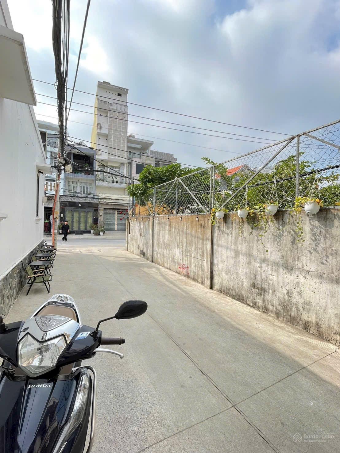 NHÀ PHỐ MẶT TIỀN HẼM 1 XẸT Ô TÔ ĐỖ CỬA, KẾ QUẬN 7, 4 TẦNG, MỚI ĐẸP VÀO Ở NGAY.