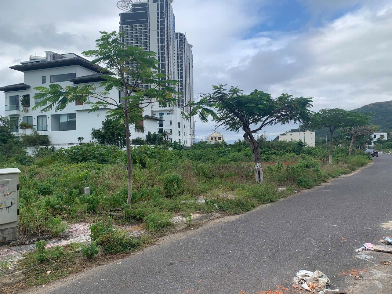 Chủ gửi lô đất biệt thự lấn biển bắc nha trang ngang 10,5 m giá 50 tr / m2 cách biển 150 m