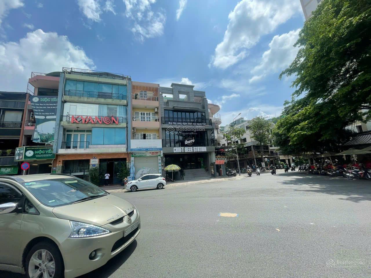 Giảm 8 Tỷ : Khách Sạn-CHDV Mặt tiền Khu Phan Xích Long, DT: 8x21m, 6 Tầng, 32 Phòng, TN 200 Triệu