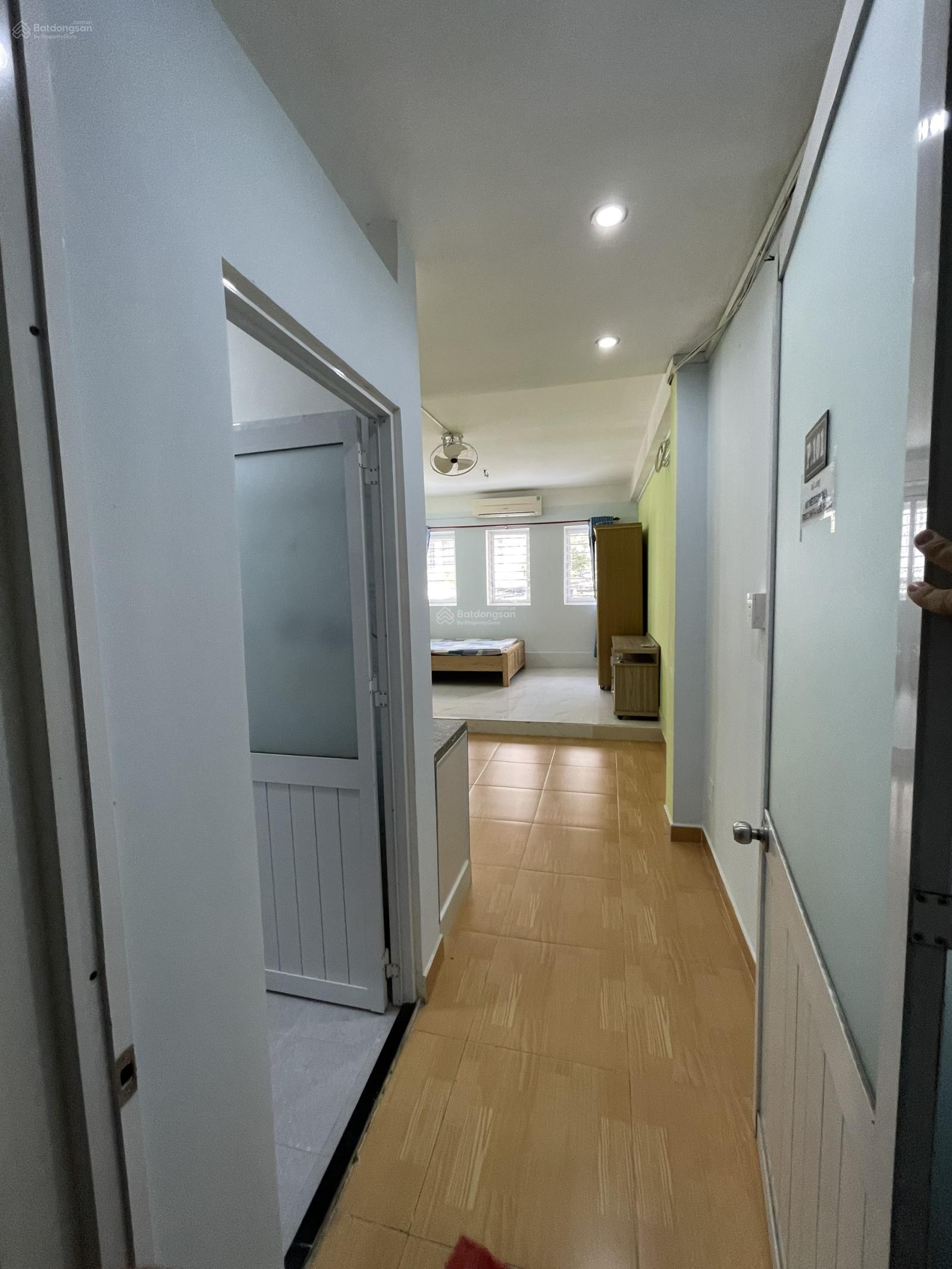 Cho thuê phòng rộng 28m2 tại lầu 1, 68/27 Út Tịch, gần Hoàng Việt, Hoàng Văn Thụ