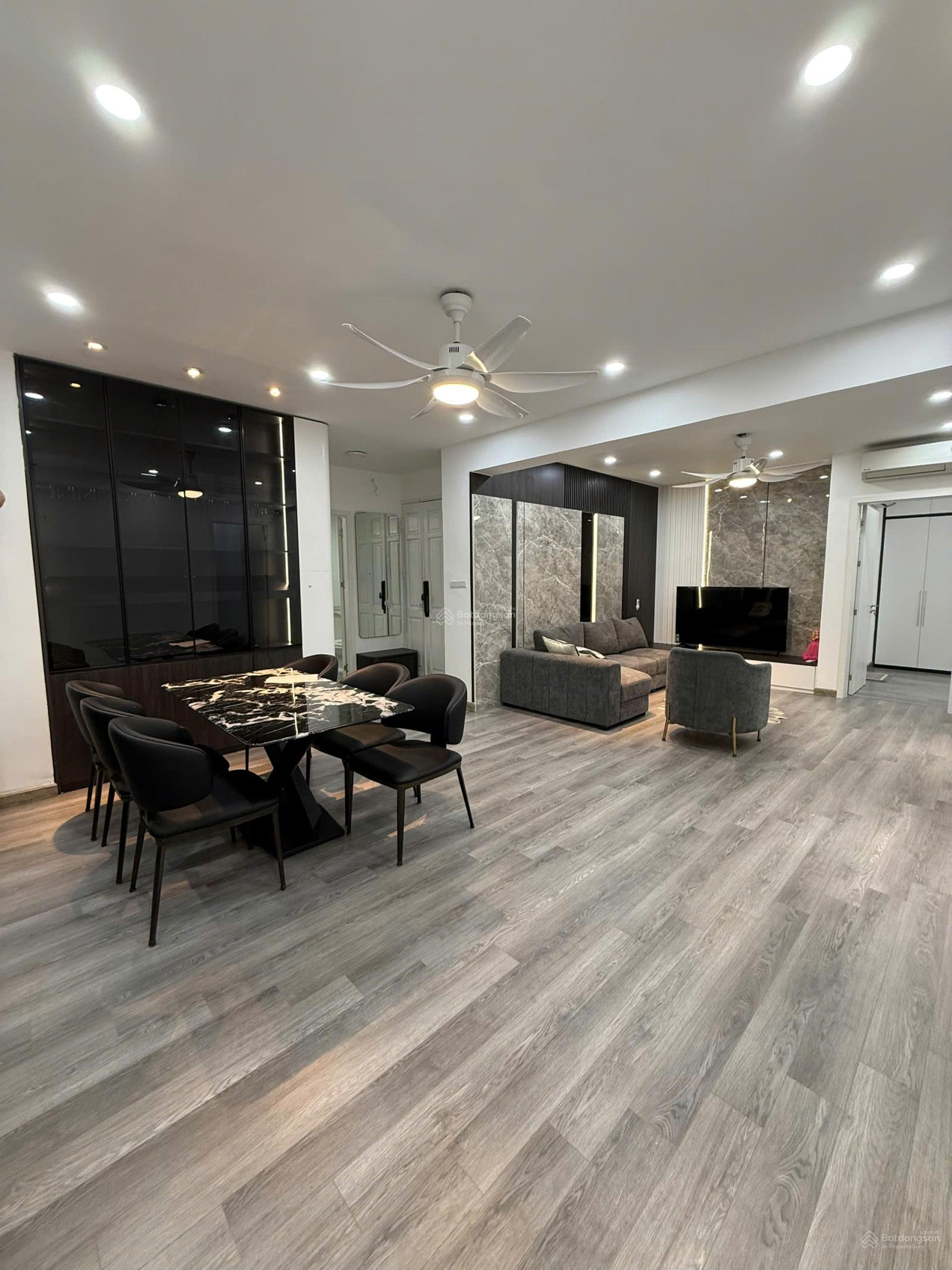 Chính chủ bán căn hộ 96,7m2 ở chung cư FLC Complex 36 Phạm Hùng full nội thất ở luôn giá 9 tỷ