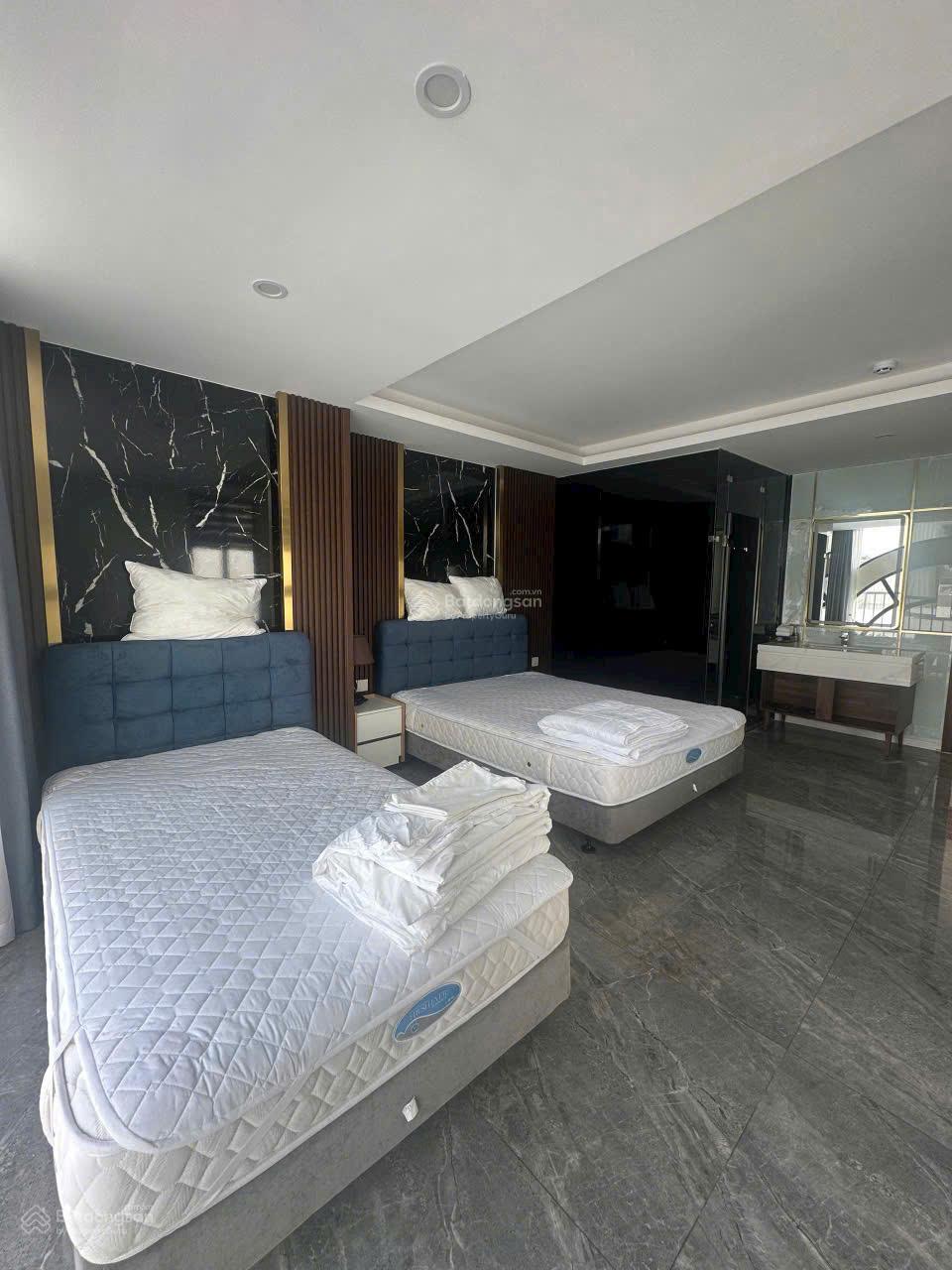 Cho thuê khách sạn hẻm ô tô Trần Phú, cách biển chỉ 50m, khu vực kinh doanh sầm uất nhất Nha Trang.