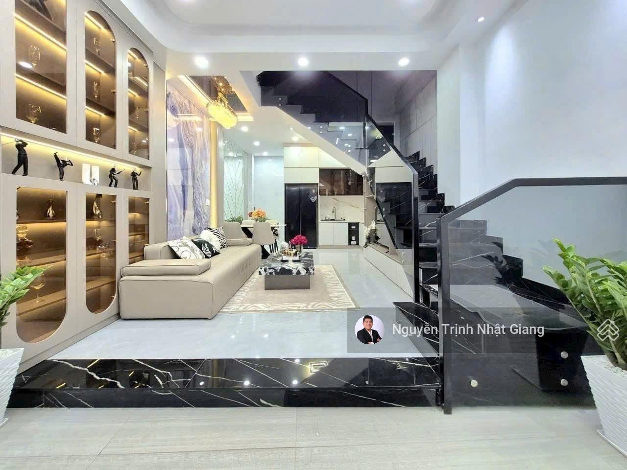 Bán nhà phố mặt tiền khu dân cư đông đúc thuận lợi kinh doanh