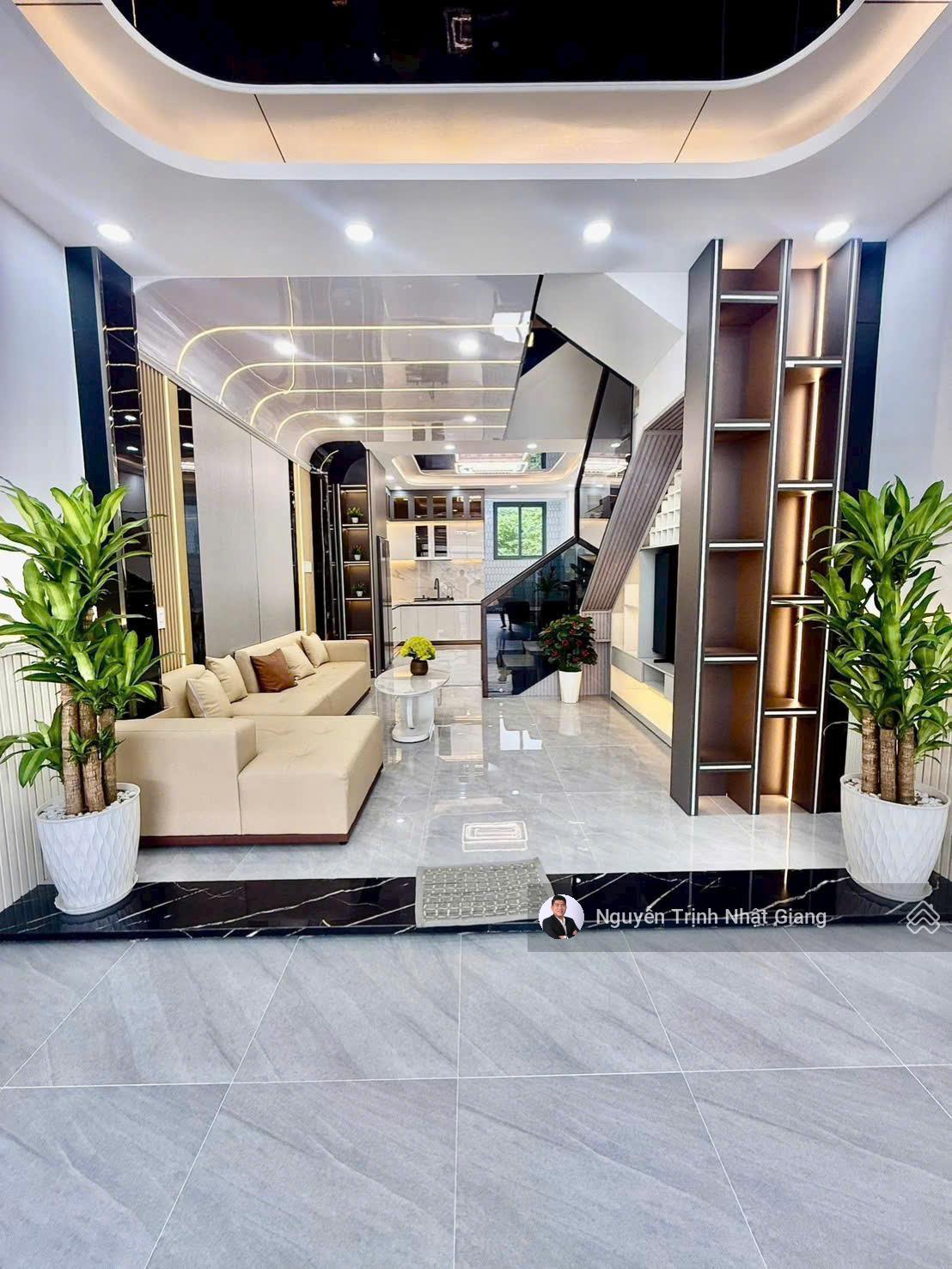 Bán Nhà Phố Giáp Quận 7 4 Phòng Ngủ 5 WC Ô Tô Đậu Trong Nhà