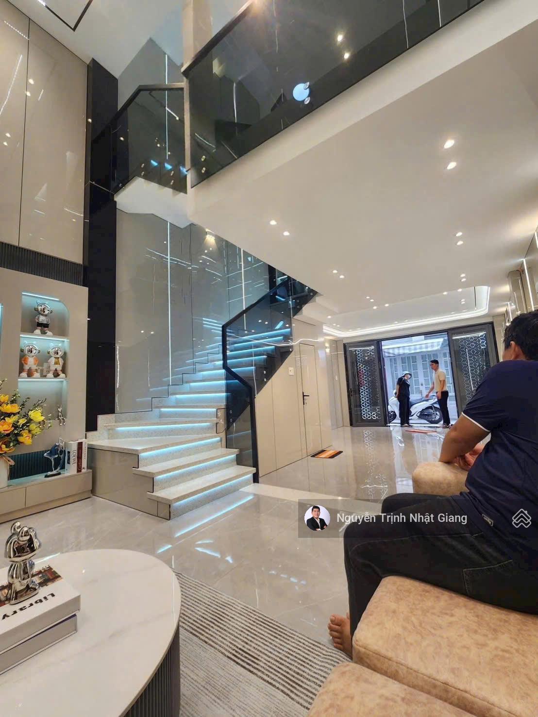 Bán Nhà Phố Mới Xây Xong Thiết Kế Hiện Đại Sang Trọng