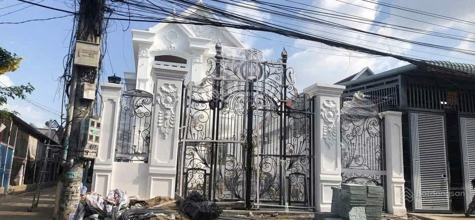 Bán siêu biệt thự ngây ngã 3 Ông Xã Phường Dĩ An đường nhựa 7m, xe ôtô tô lưu thông. Giá 15tỷ900