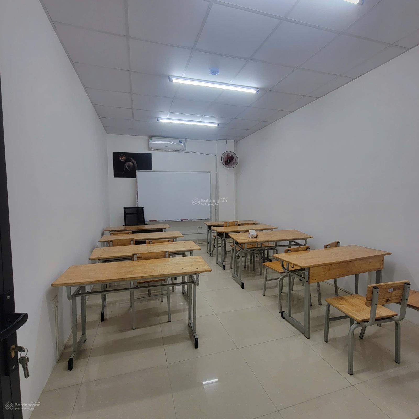 Cho thuê văn phòng có sẵn bàn ghế tại Trâu Quỳ, Gia Lâm, Hà Nội, chia 2 phòng, 50m2, 10 triệu