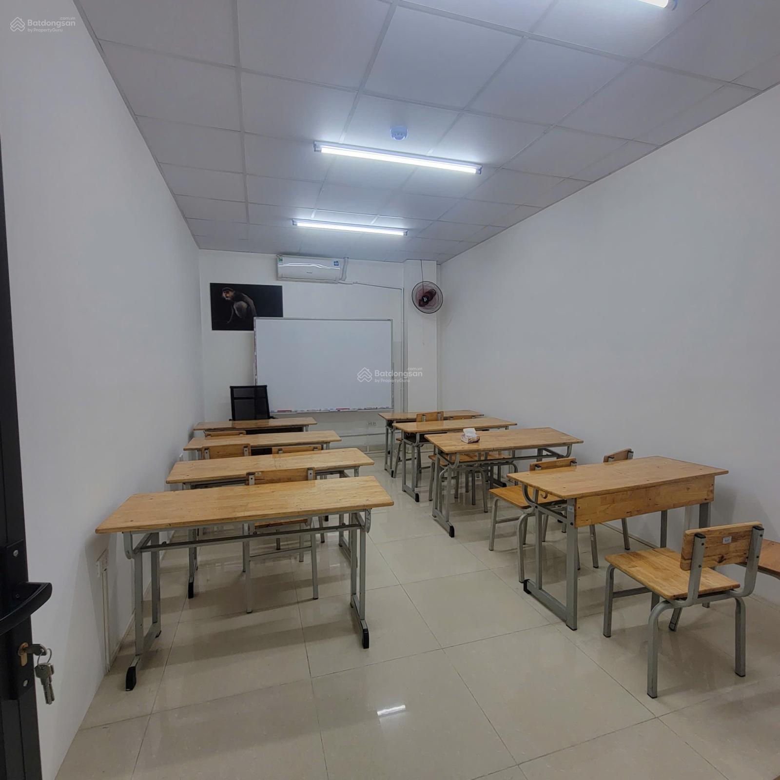 Cho thuê văn phòng có sẵn bàn ghế tại Trâu Quỳ, Gia Lâm, Hà Nội, chia 2 phòng, 50m2, 10 triệu