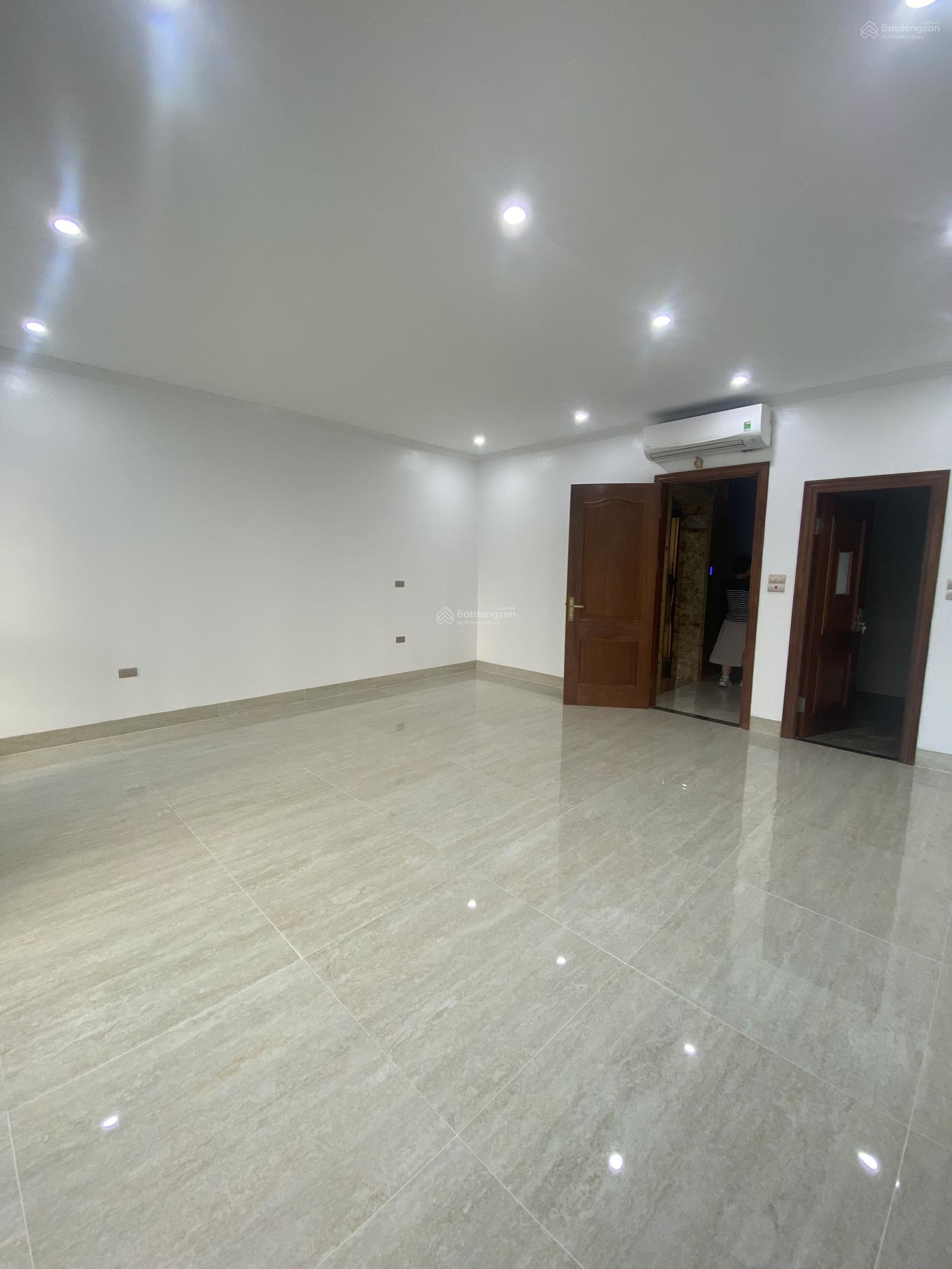 Chính chủ cho thuê nhà lô góc 2 mặt tiền 20m tại Trung Kính đôi, 100m2 x 4 tầng thông sàn, giá 35tr