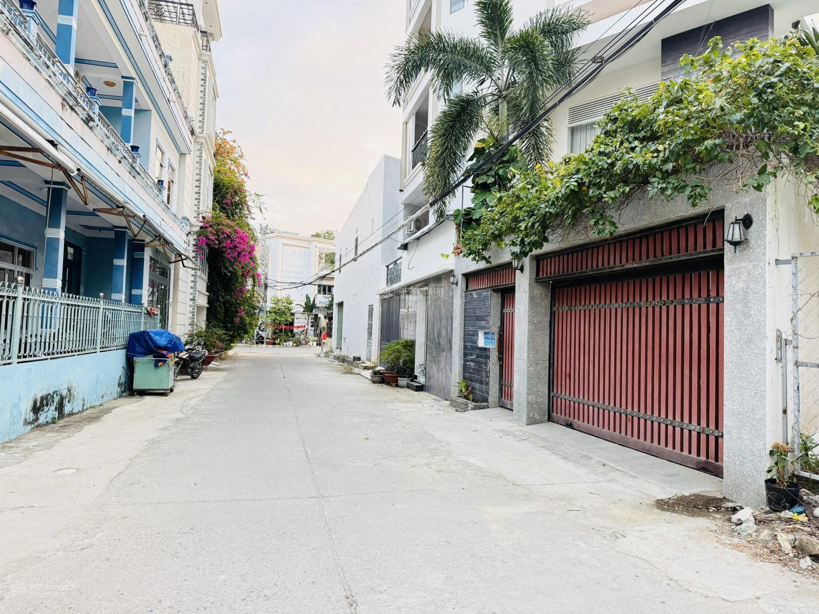 Đất Hòn Xện đối diện công viên