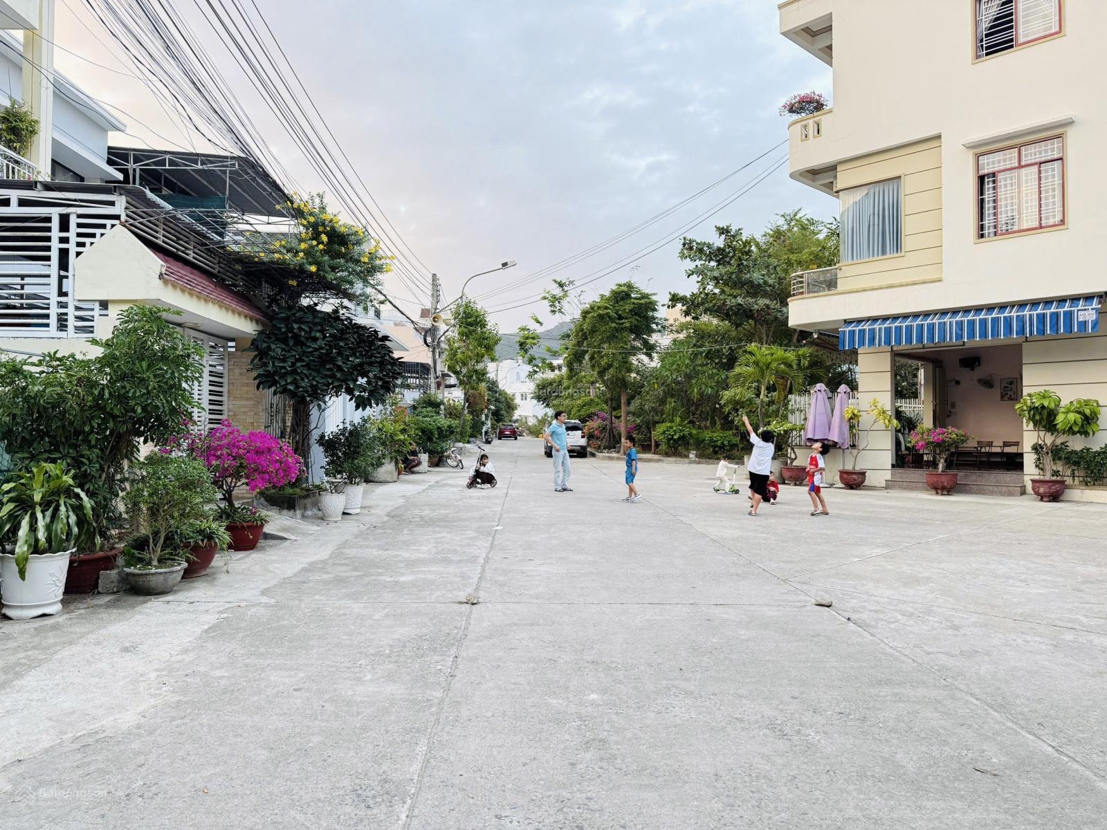 Đất Hòn Xện đối diện công viên