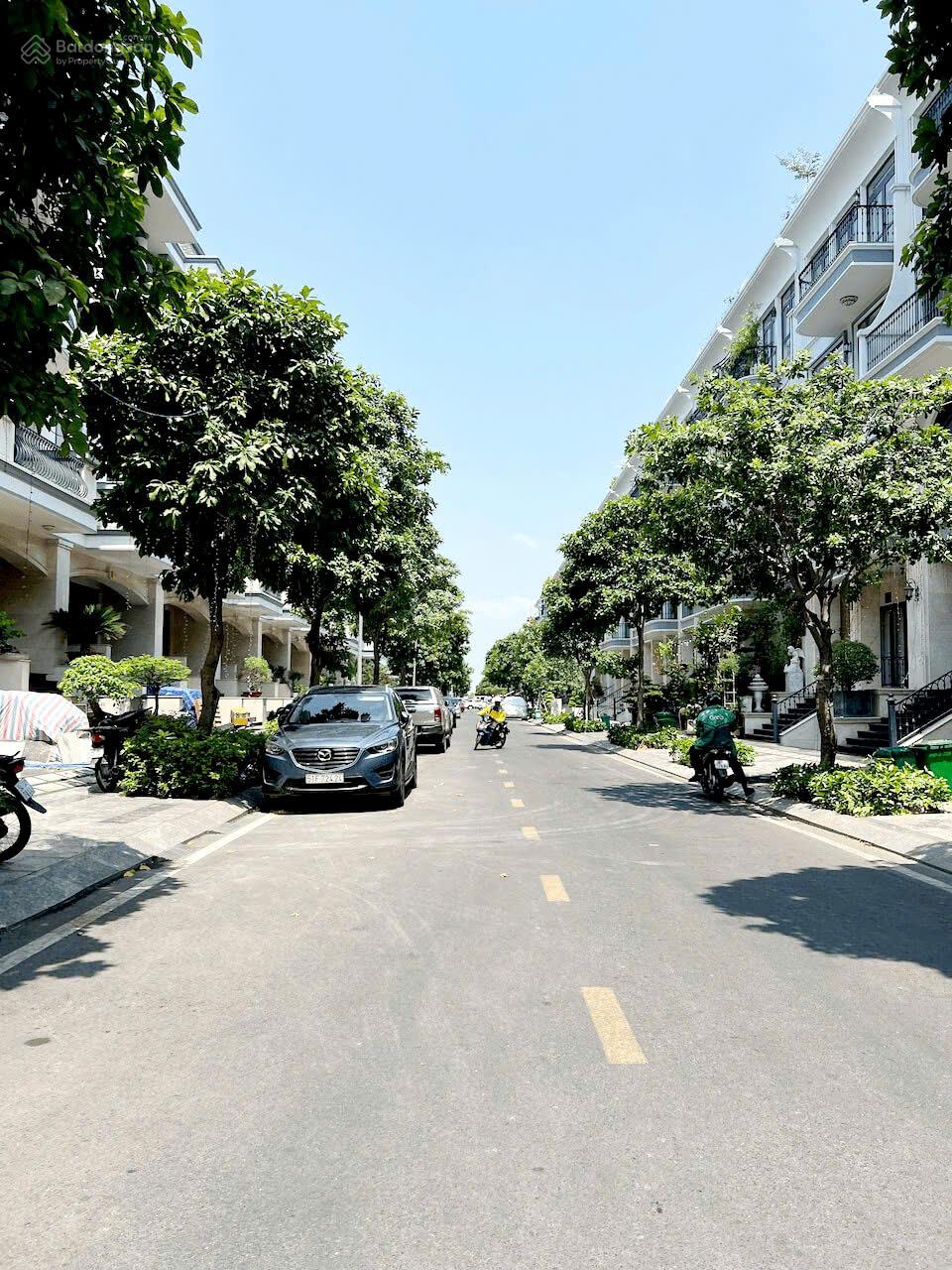 Cần cho thuê văn phòng KDT Vạn Phúc city full nội thất như hình giá 10tr 56m2 Cần cho thuê văn phòng KDT Vạn Phúc city full nội thất như hình giá 10tr 56m2