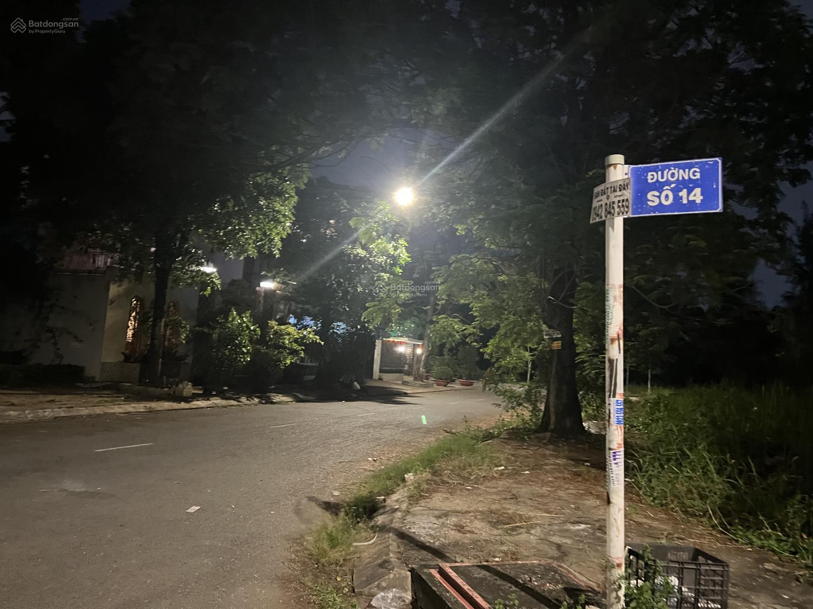 - Bán Gấp Lô Đất Góc 7,5x20m. Dt: 138m2. 2 Mặt Tiền KDC Sadeco Phước Kiển A. Nhà Bè. Giá: 18tỷ