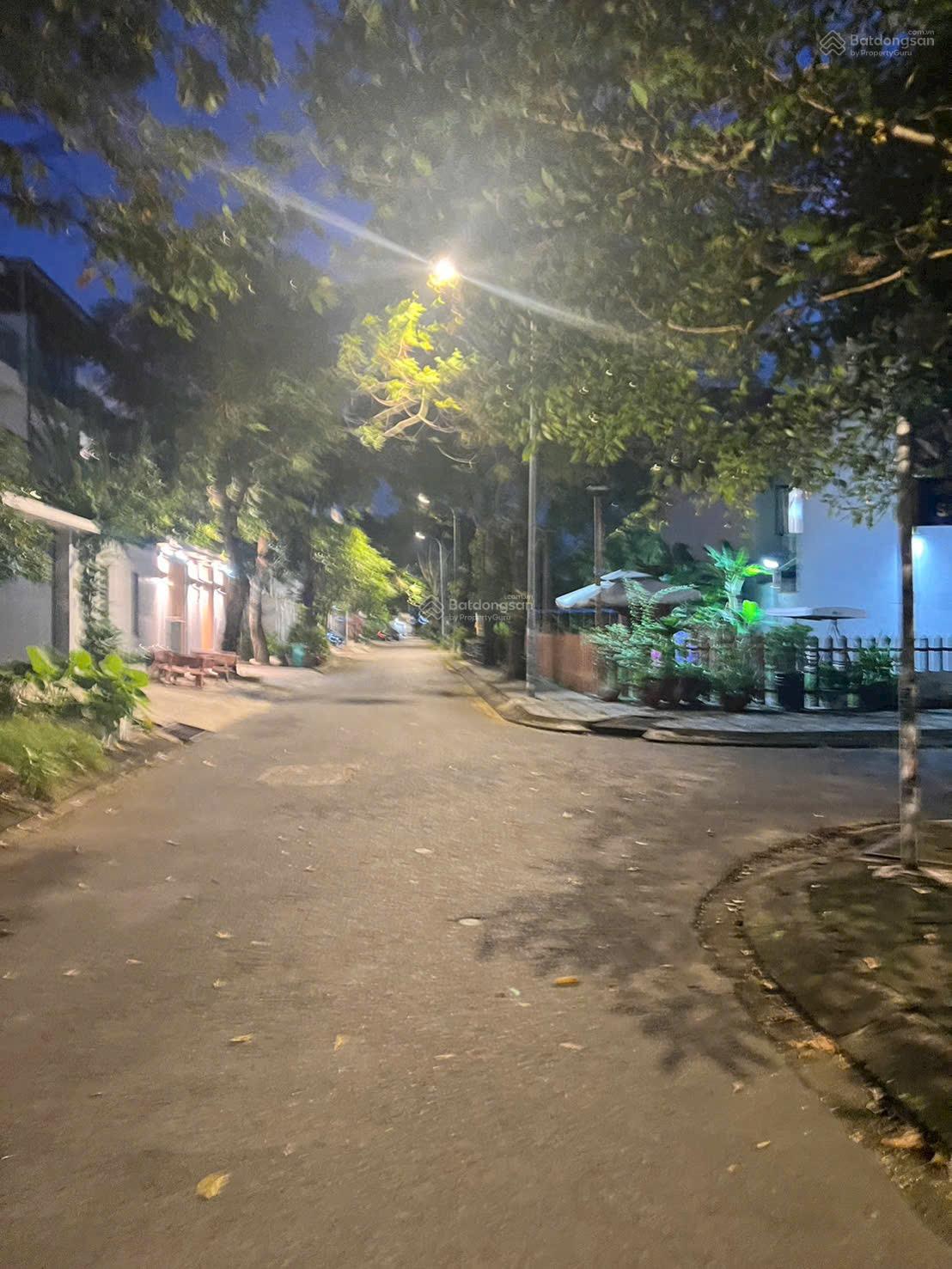 - Bán Gấp Lô Đất Góc 7,5x20m. Dt: 138m2. 2 Mặt Tiền KDC Sadeco Phước Kiển A. Nhà Bè. Giá: 18tỷ