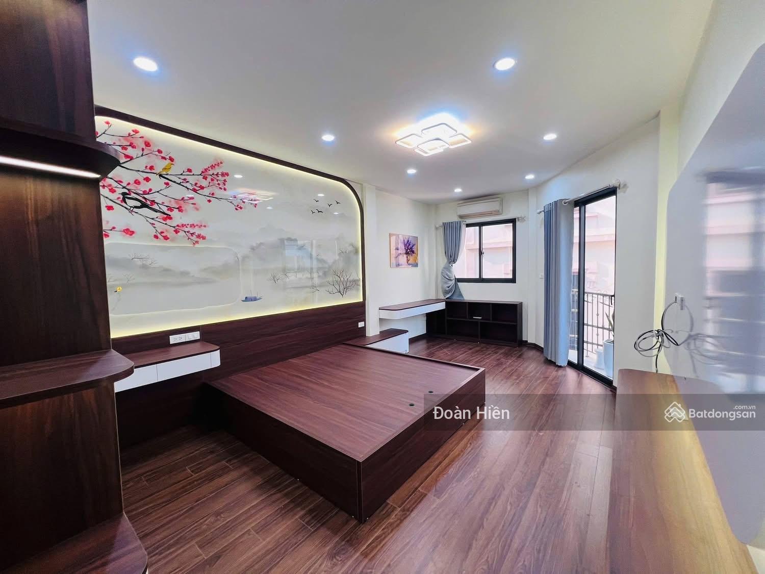 Bán gấp! nhà Văn Cao, ngõ ba gác, 100m ra oto, vừa ở vừa cho thuê, full NT, dân xây 5 tầng, DT 38m2