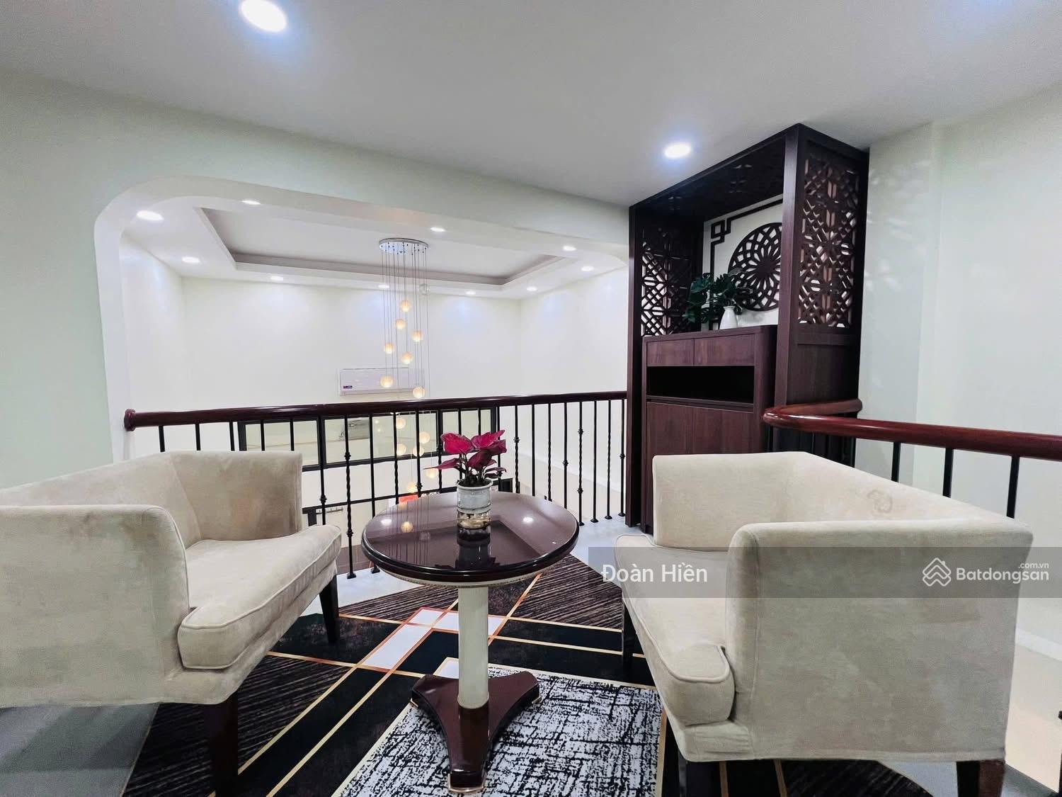 Bán gấp! nhà Văn Cao, ngõ ba gác, 100m ra oto, vừa ở vừa cho thuê, full NT, dân xây 5 tầng, DT 38m2