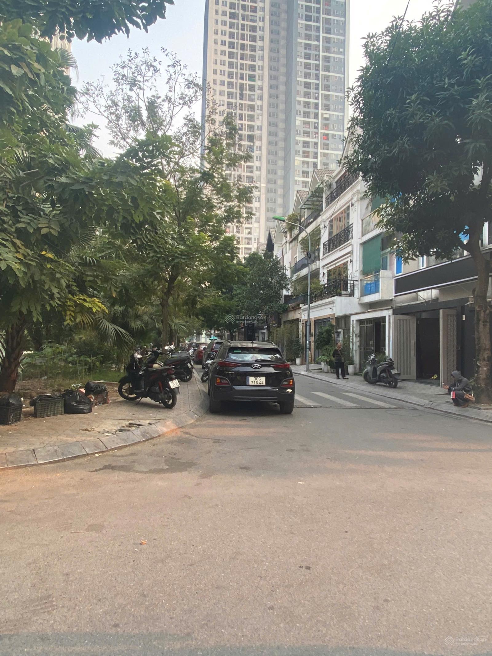 Cho thuê liền kề A10 Nguyễn Chánh, Cầu Giấy. Diện tích 75m2, 4 tầng, MT 6m. View vườn hoa