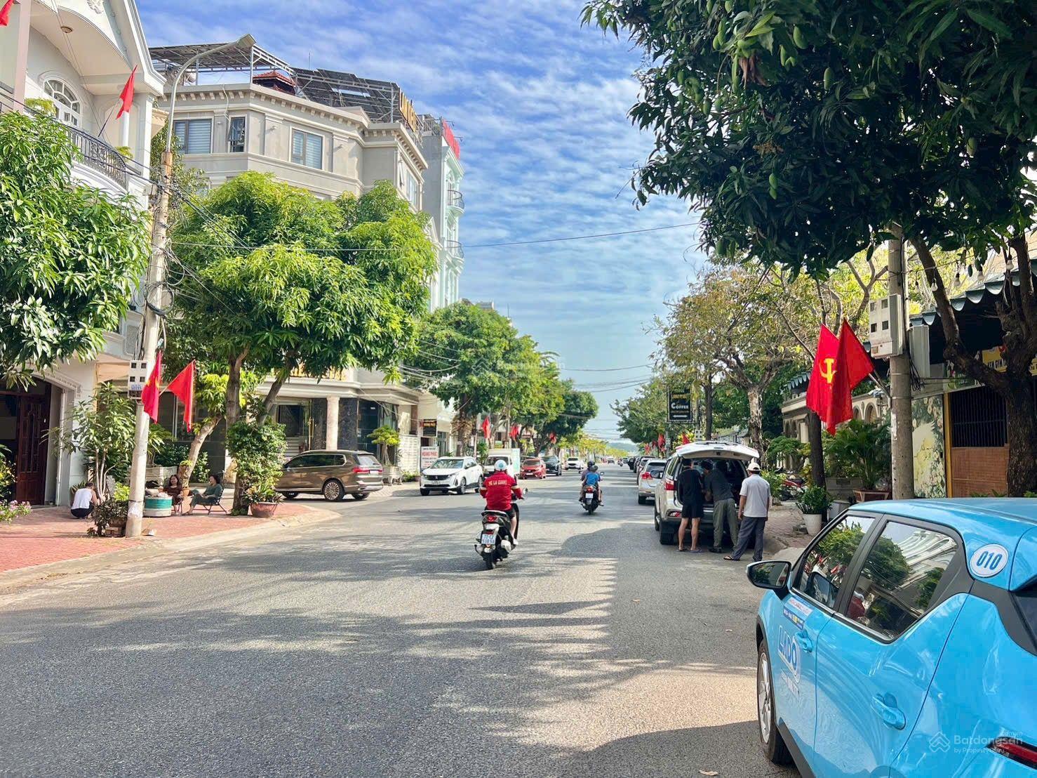 Giá đầu tư chỉ 6,8 tỷ (4,5mx17m, 76m2), xem ngay. Mua là lời đất đẹp KĐT Chí Linh (18 tầng)