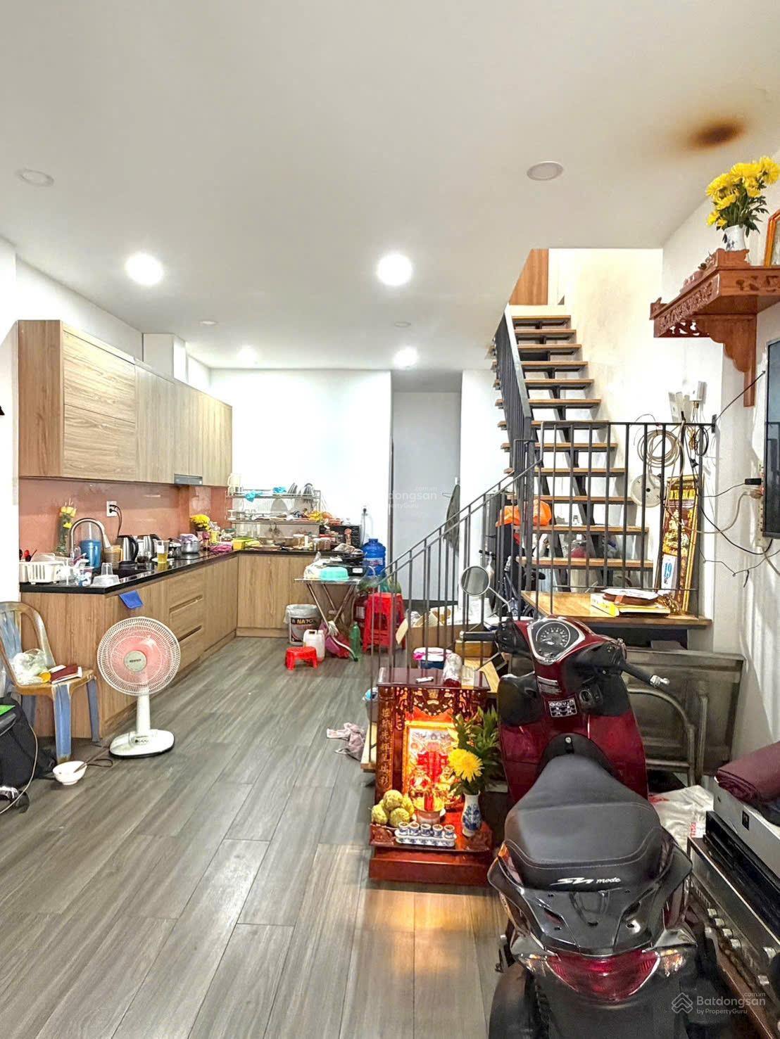 Bán nhà đang cho thuê tháng 10tr Sổ hồng riêng, đường xe hơi 5m giá 3 tỷ 180 thương lượng