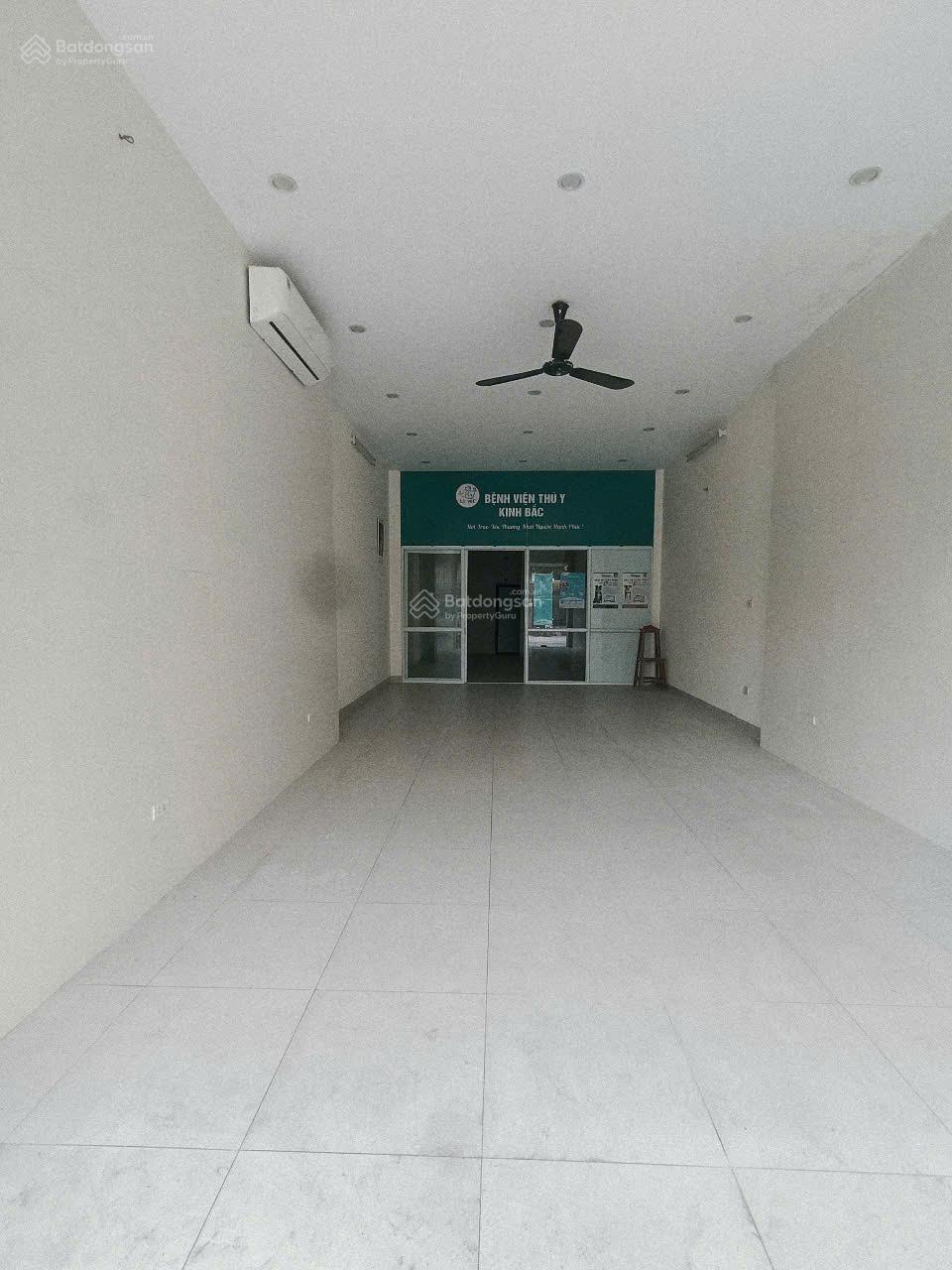 Cho thuê nhà mặt phố Phùng Hưng, Phúc La, Hà Đông. DT 80m2, 4 tầng, MT 5m, giá 30tr, lh 0968 102 ***