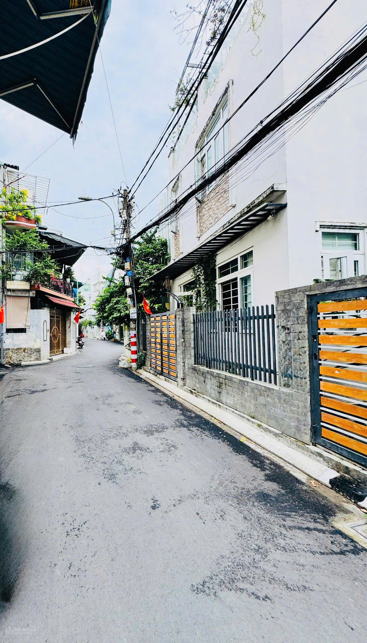 Bán nhà MTKD Phường Tân Quý, Quận Tân Phú. DT: 5m x 20m - Cấp 4. Giá: 9.6 tỷ TL