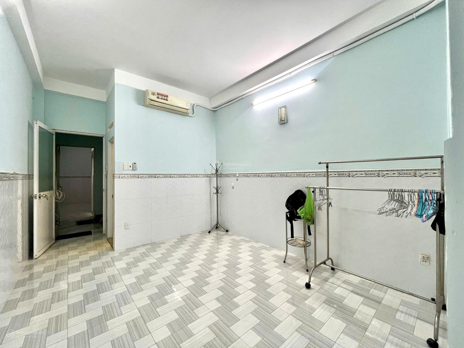 Giá rẻ! Cho thuê phòng trọ balcon 3ng2xe 30m2 trống có máy lạnh giờ tự do ngay chợ Hồ Thị Kỷ Q10