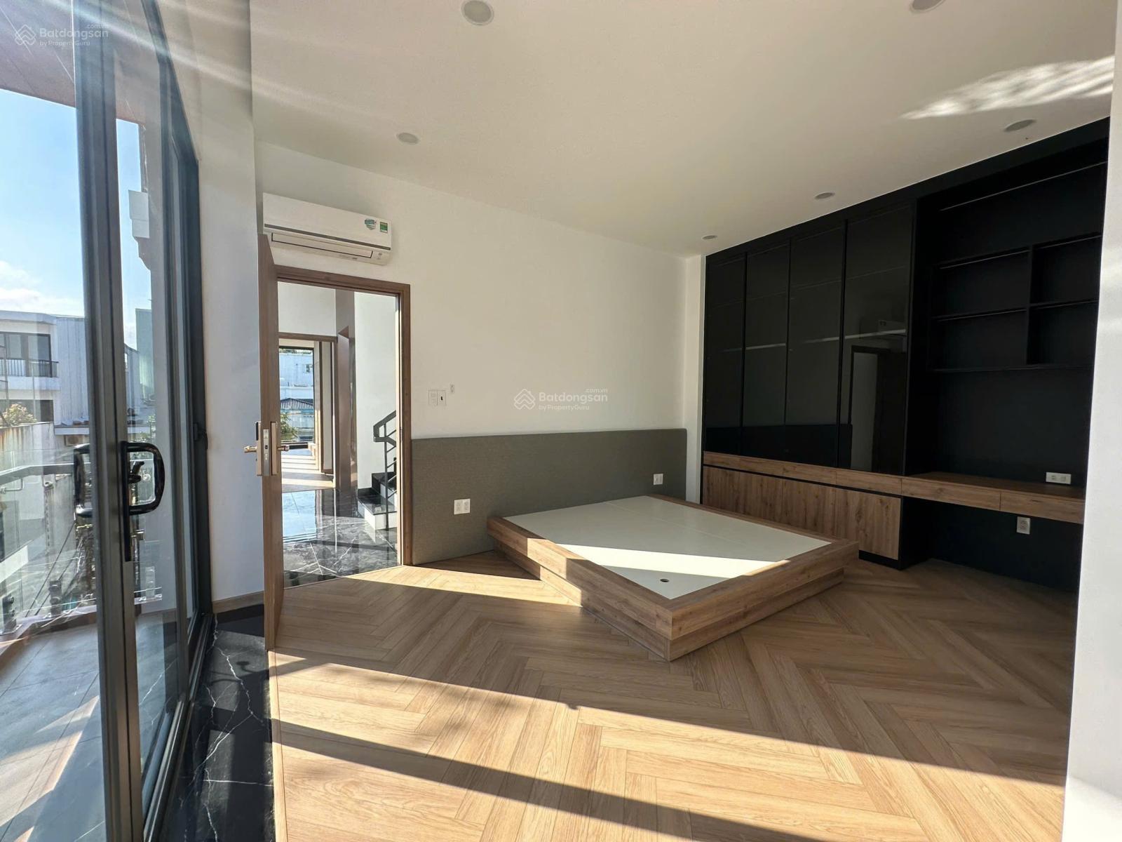 Bán nhà 4 tầng x118m2 thang máy siêu đẹp mt Thanh Sơn, Hải Châu