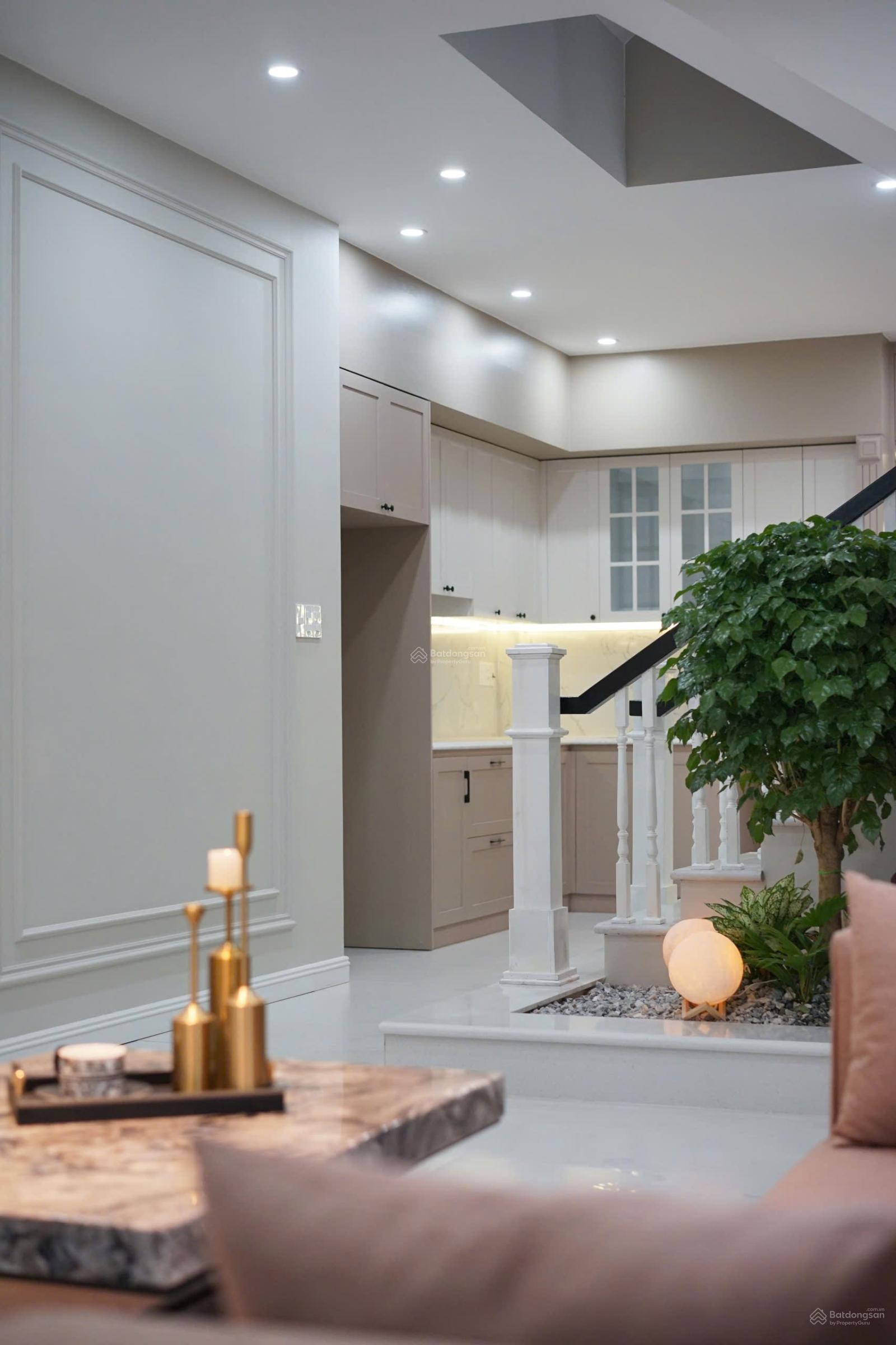 Nhà đẹp 4 tầng phố Chợ Hàng - Hồ Sen. Hướng Đông Nam hiếm