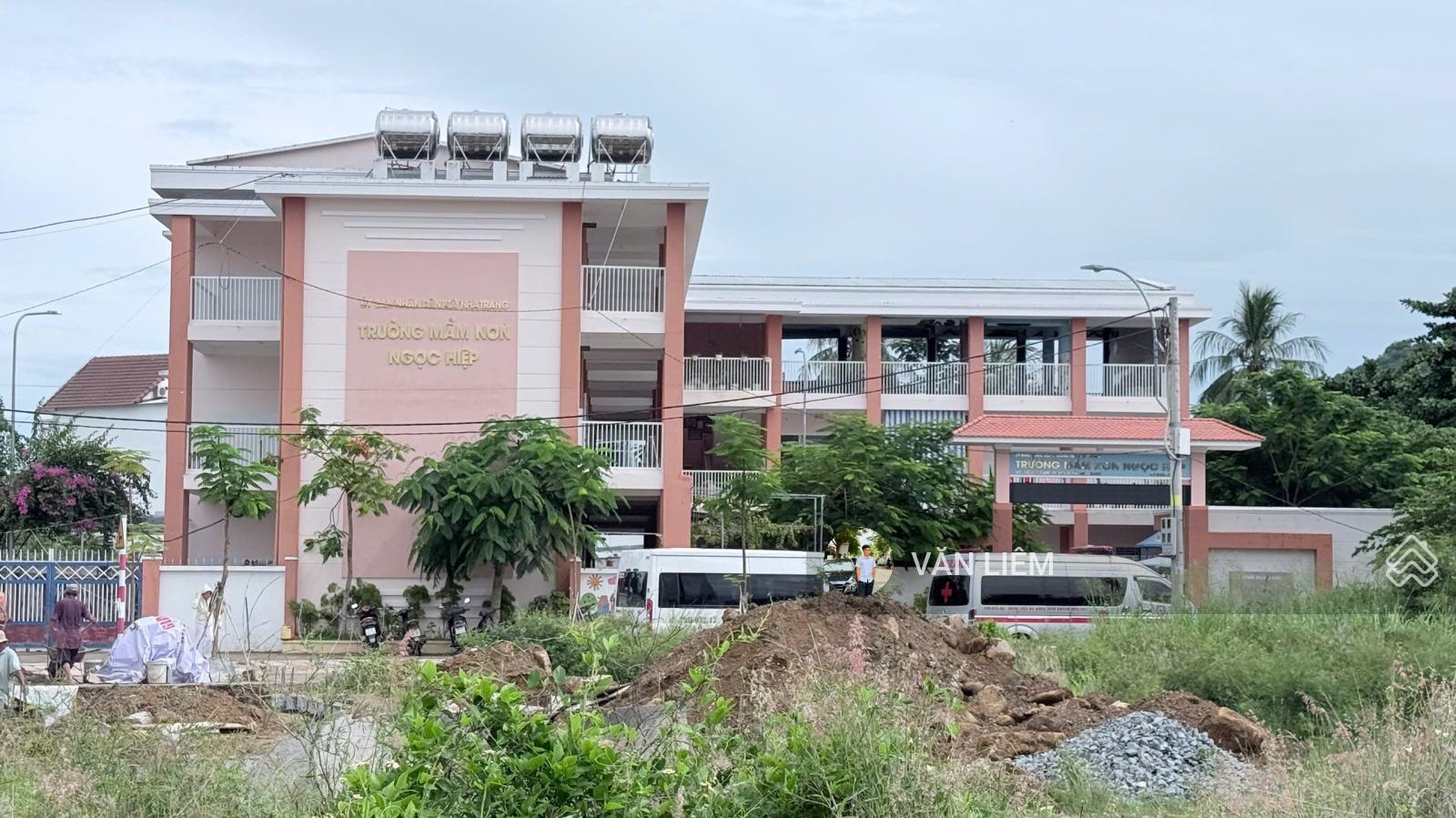 Bán đất TĐC Ngọc Hiệp đường 16m sổ sẵn xây tự do - Diện tích: 99m2 ngang 4.5m đường nhựa 16m Bán đất TĐC Ngọc Hiệp đường 16m sổ sẵn xây tự do - Diện tích: 99m2 ngang 4.5m đường nhựa 16m