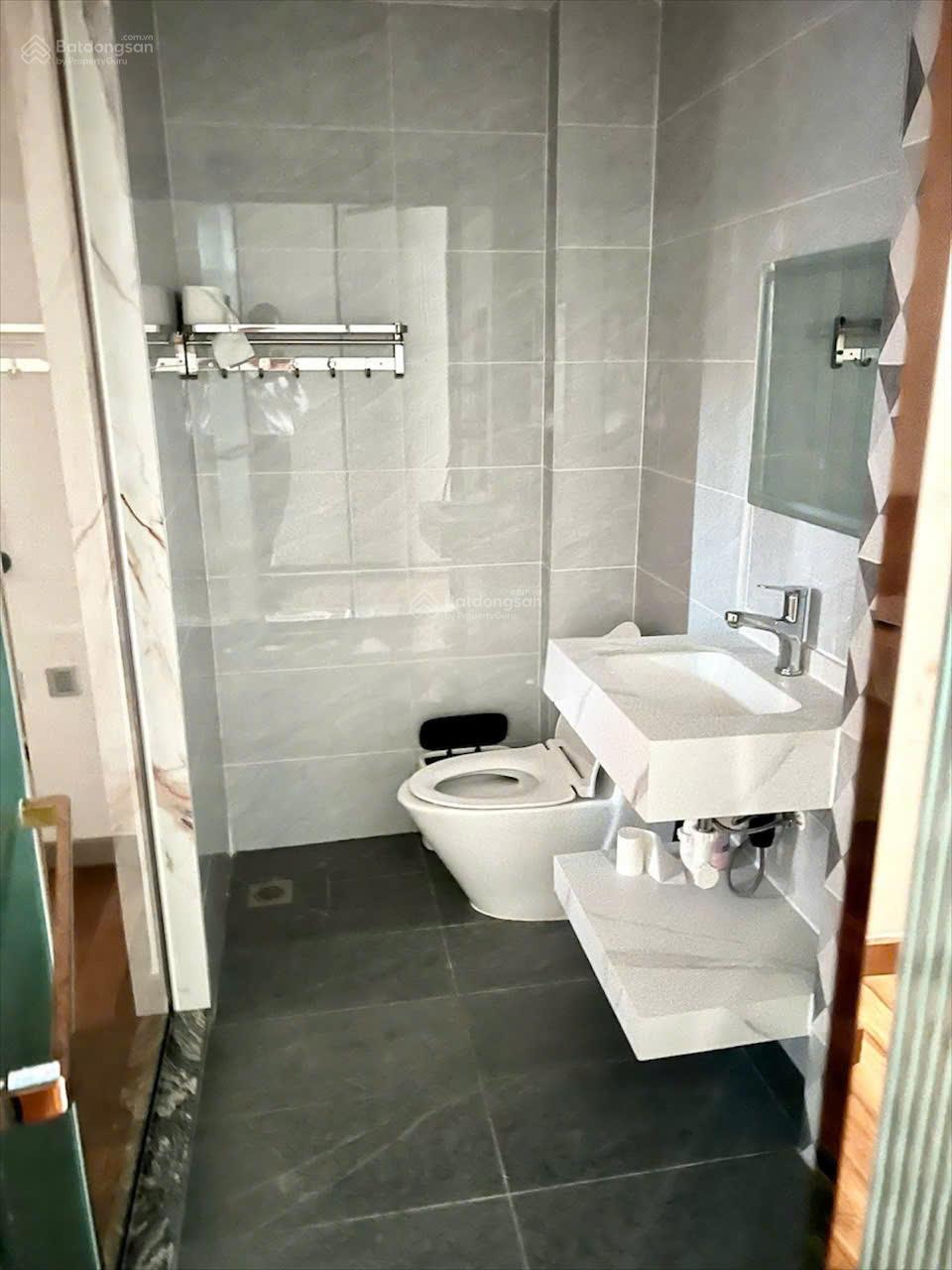 Cho thuê nhà nguyên căn 56A Hoa Phượng, Quận Phú Nhuận .Ngang 5m, có hầm.Chỉ 35 triệu/tháng.