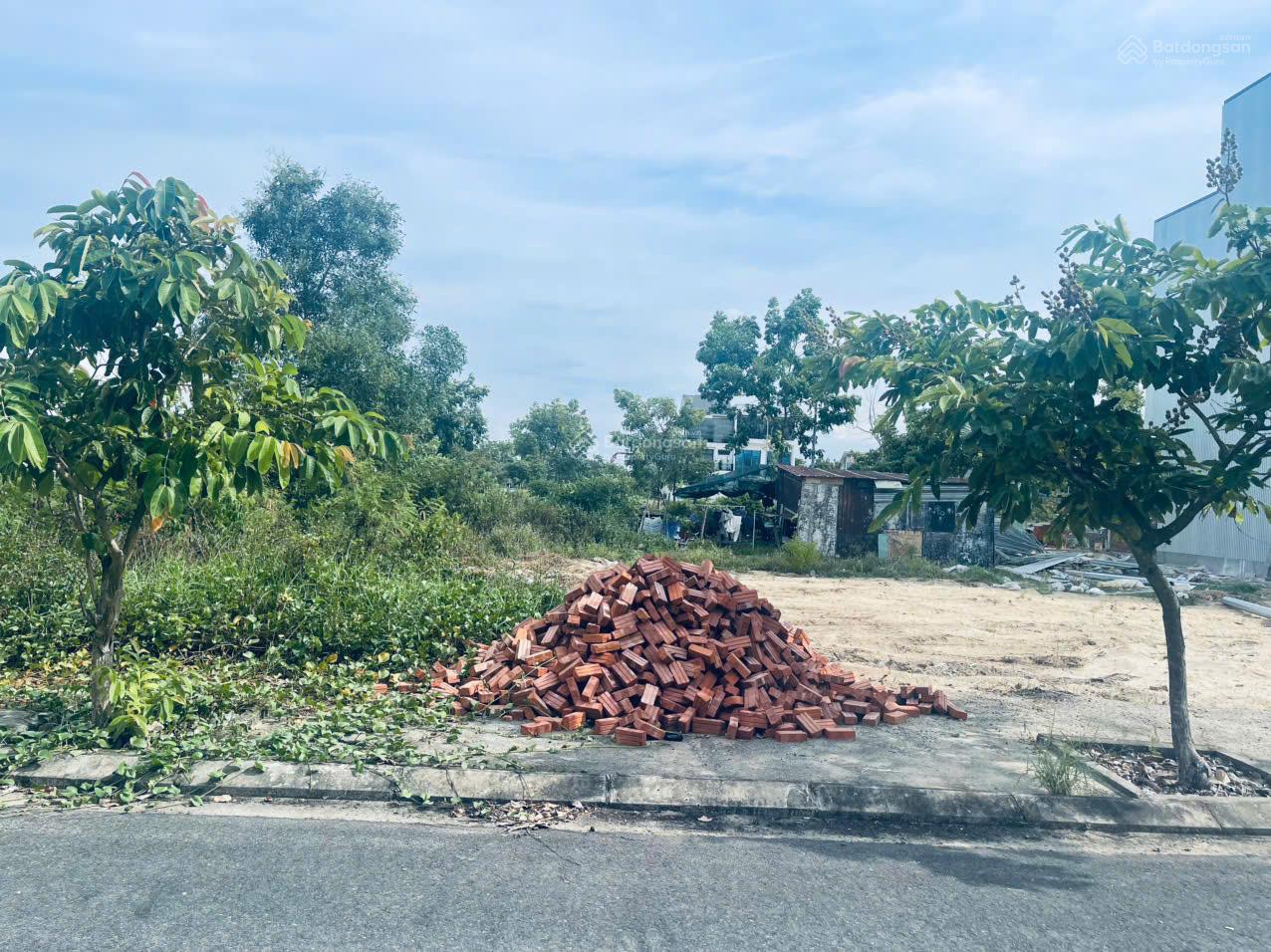 Cần bán lô V5 FPT City trục thông - gần trường học