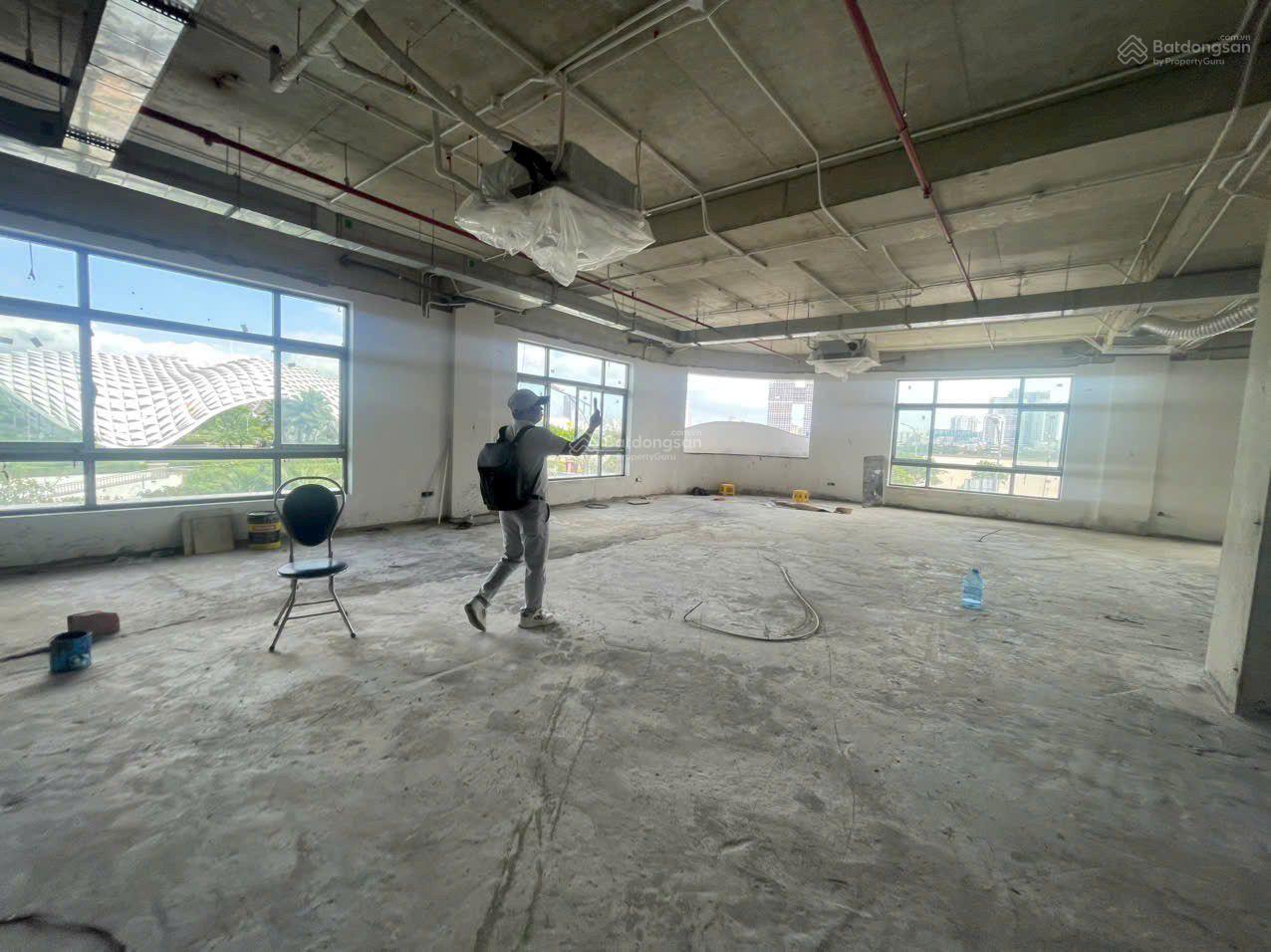 Cho thuê toà nhà văn phòng 6 tầng góc 2 mặt đường gần cầu Rồng trung tâm Đà Nẵng