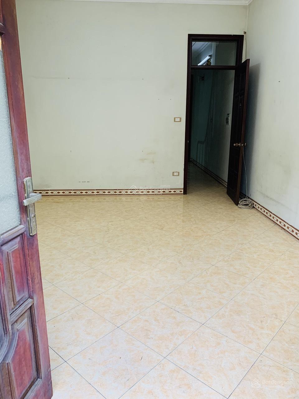 Khu Ngọc Khánh ngõ oto đỗ ngày đêm diện tích 60m2x5T, nhà sạch sẽ nhiều phòng sử dụng giá tốt 20tr