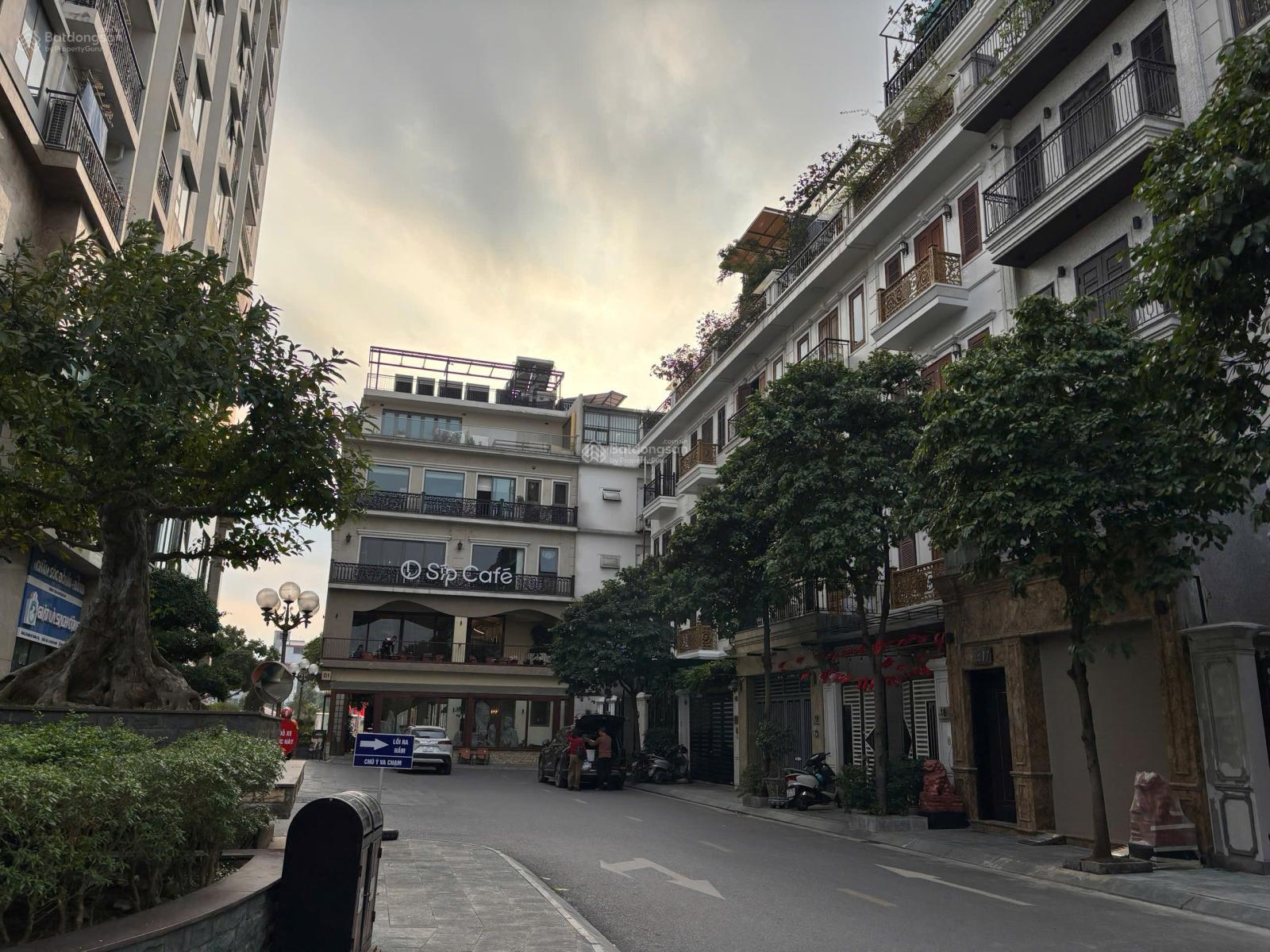 Cần Bán Nhanh căn Liền kề xẻ khe 5.5 Tầng Khu 319 Bồ Đề, cận kề phố Cổ cho Khách nào mua nhanh.