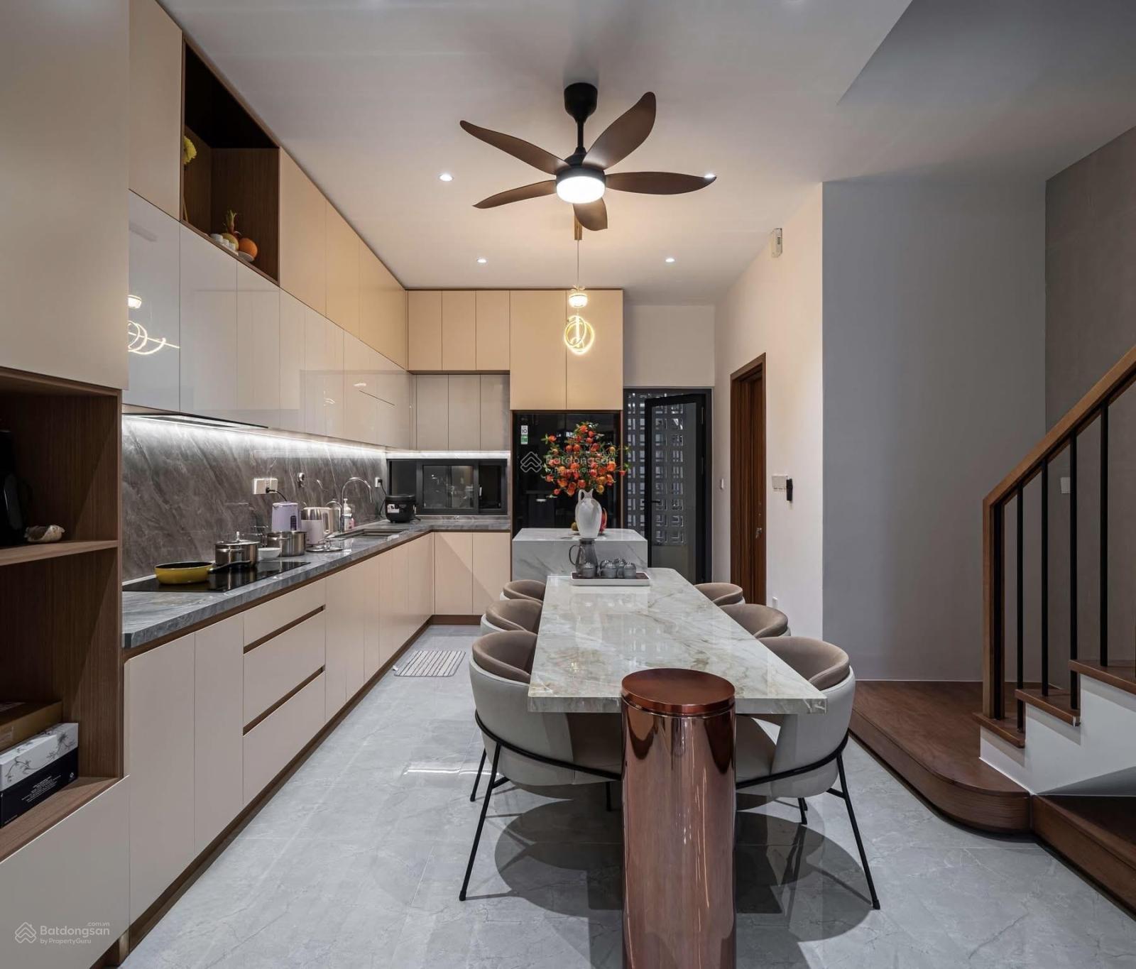 **Bán nhà mặt tiền Đồ Sơn, phường 4, quận Tân Bình (4,5*17) 6 tầng thang máy; tiện khai thác